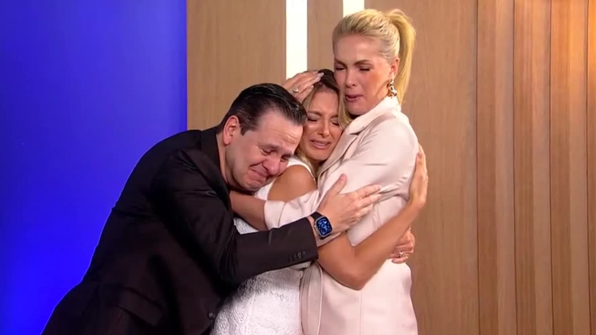 Ticiane Pinheiro vai às lágrimas em seu último dia na Record