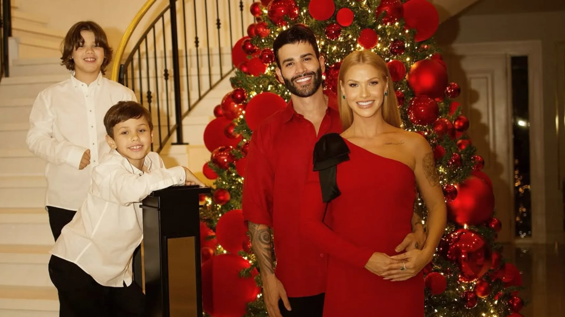 Gusttavo Lima emociona ao tocar piano em noite de Natal