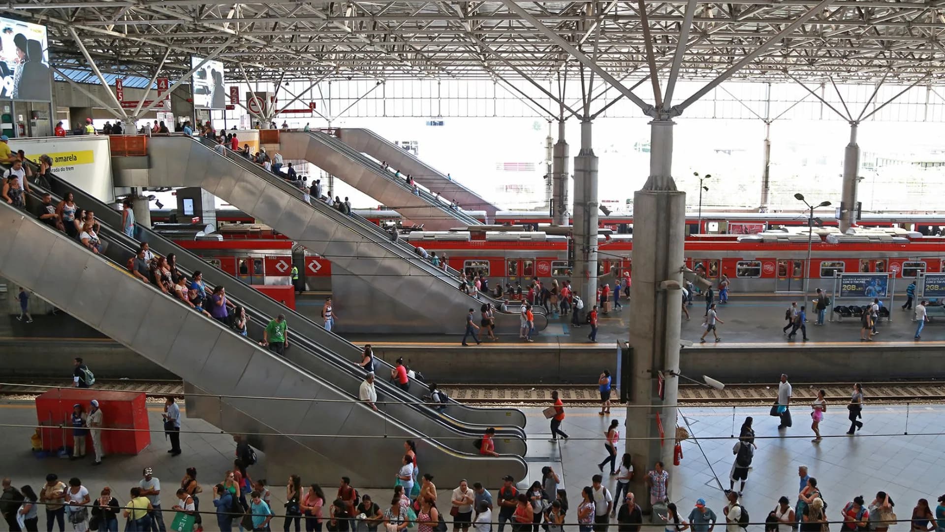 Carrinho enrosca em escada rolante e causa acidente com passageiros em SP