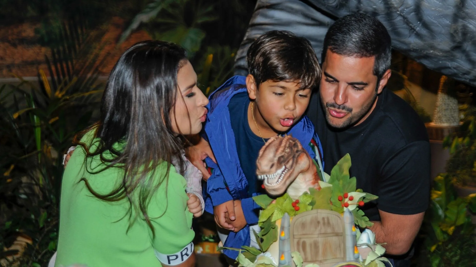 Kaká Diniz e Simone Mendes mostram filho usando perfume escondido