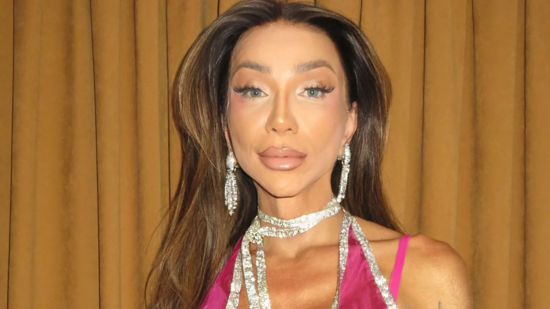 Maya Massafera chora ao relatar fortes dores após procedimento estético