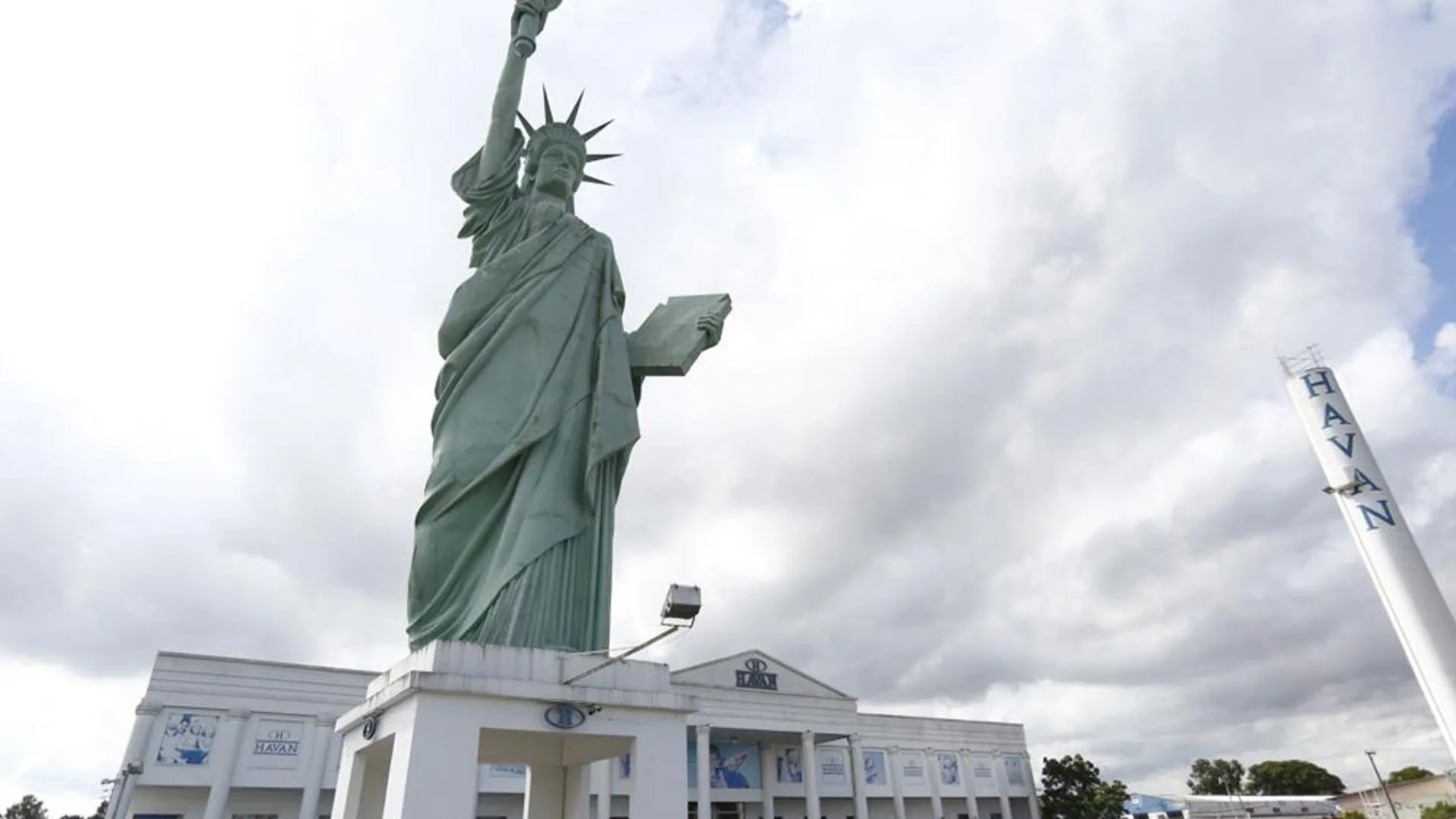 Estátua da Havan despenca durante temporal em Porto Alegre