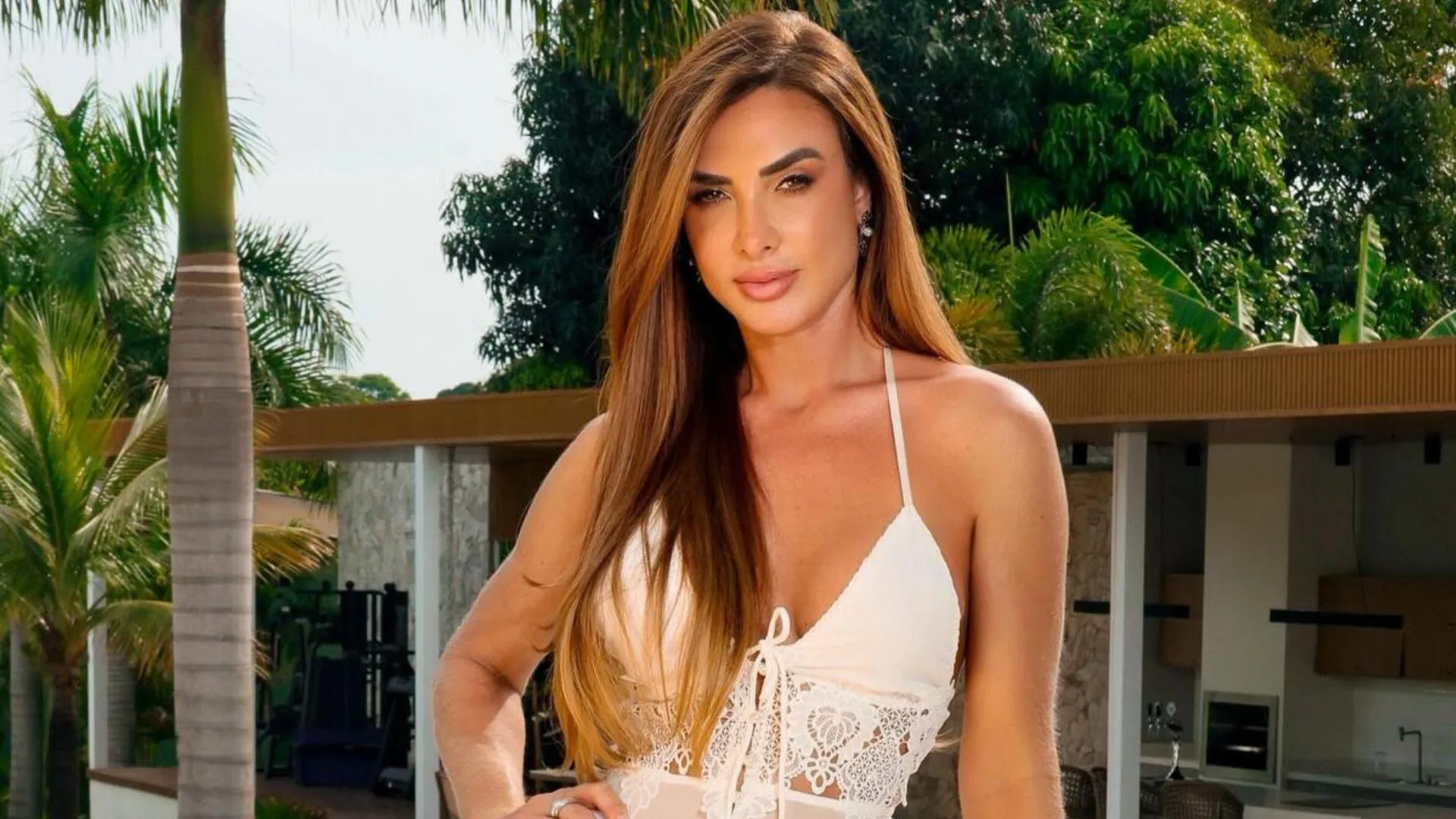 Nicole Bahls alerta para riscos de pegar filhotes usando perfume