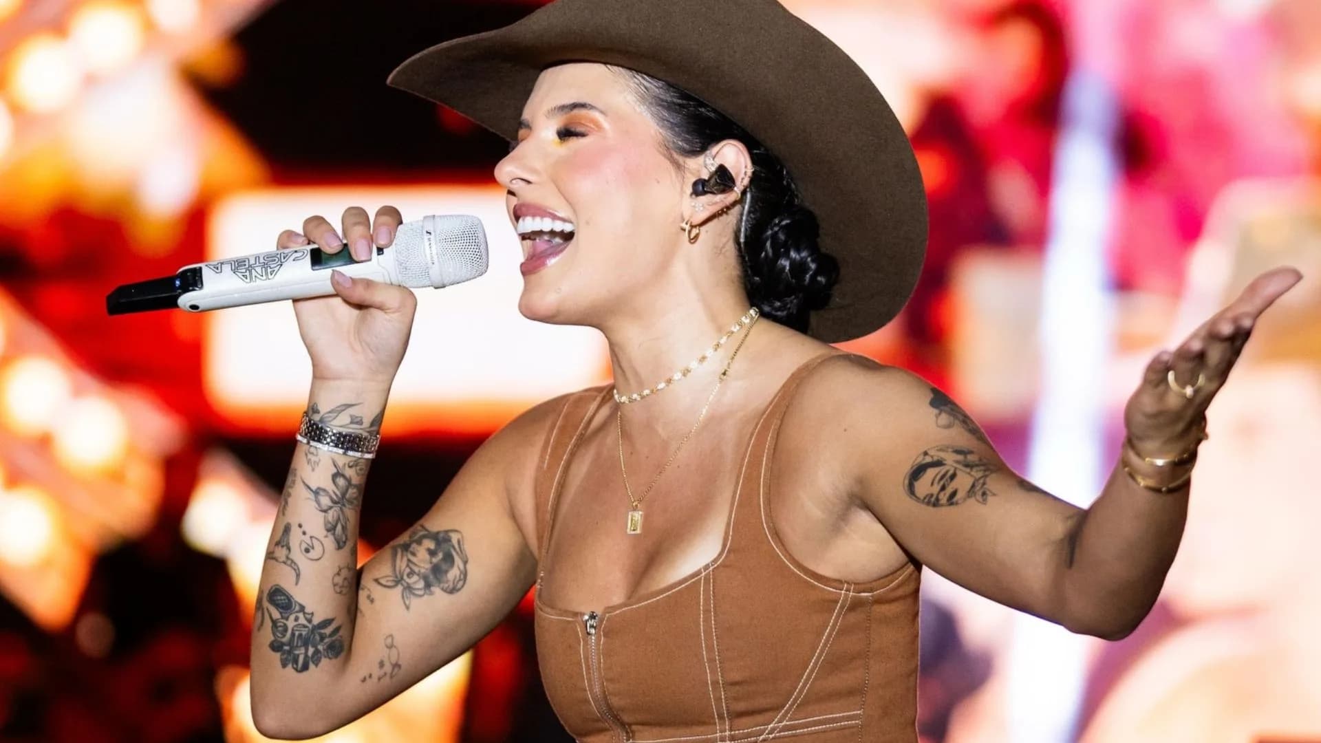 Após rumores de gravidez, Ana Castela se pronuncia em comentário