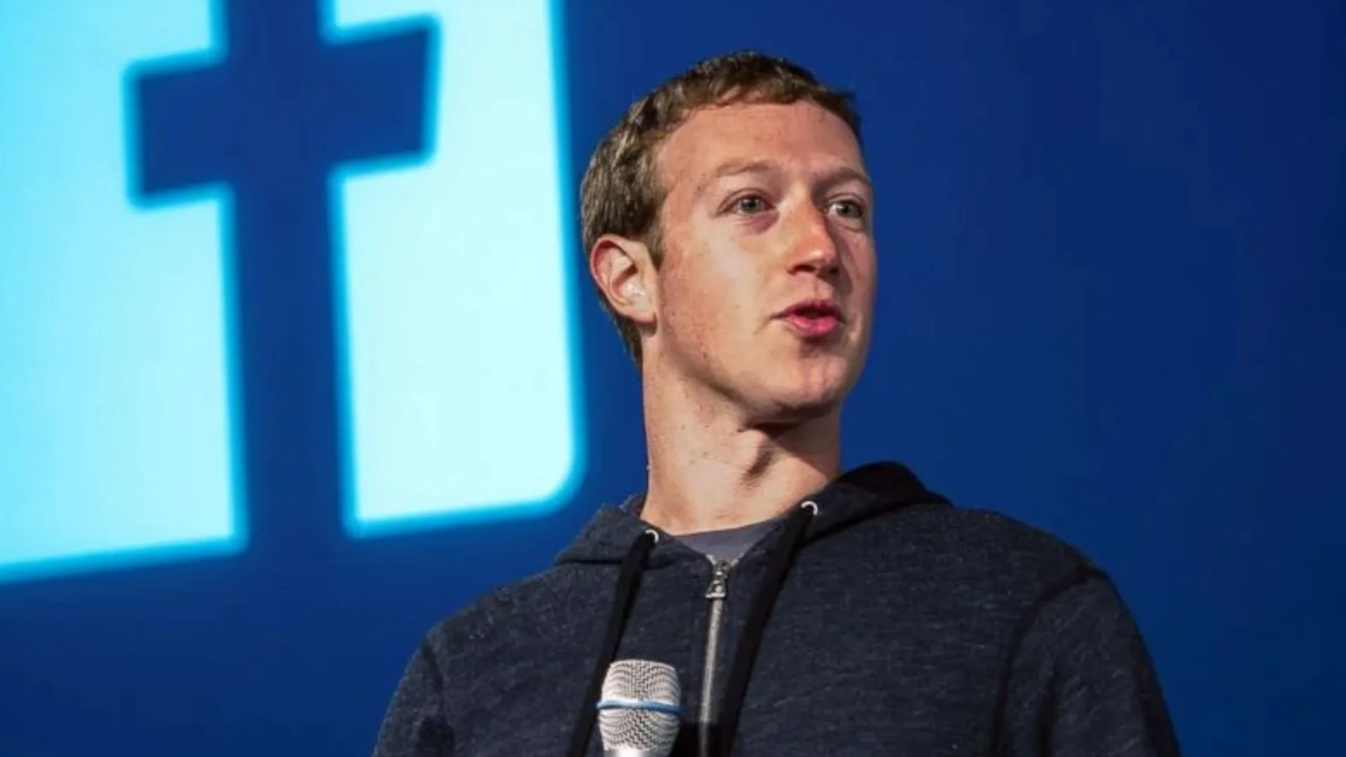 Mark Zuckerberg leva tapa na cara de ex-campeão do UFC