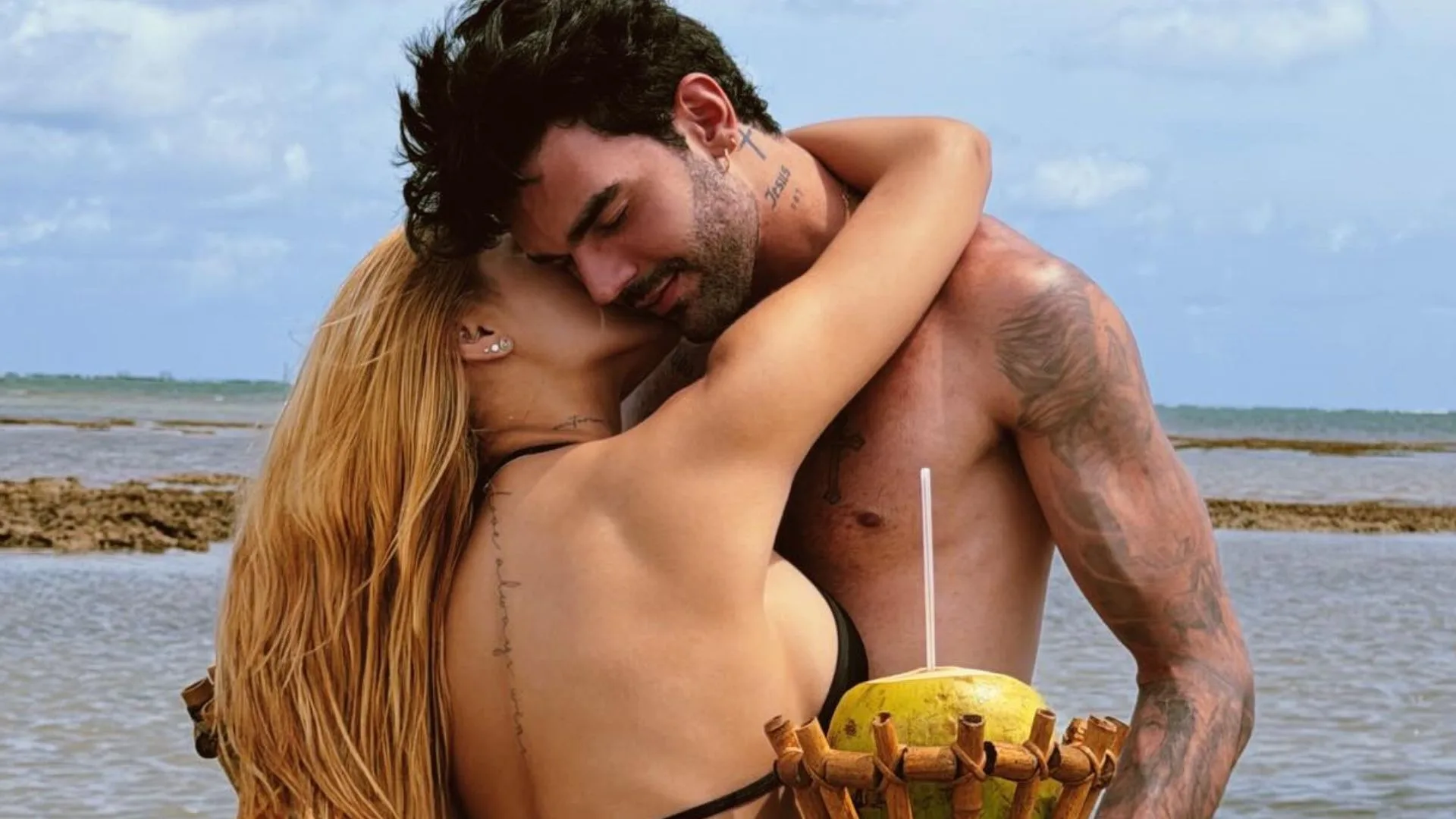 Luan Pereira presenteia noiva com cachorrinho e comemora