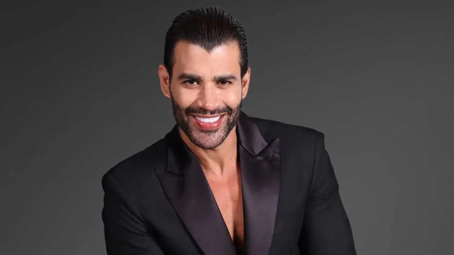 Gusttavo Lima emociona cantor Zé Elias ao presenteá-lo com um ônibus personalizado