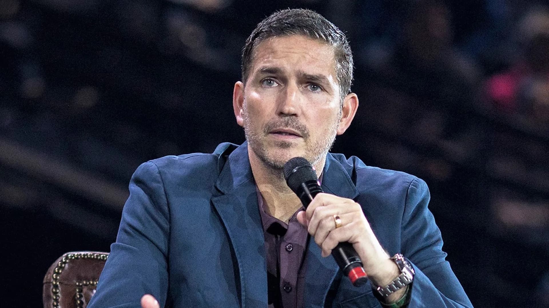 Ator que viverá Bolsonaro no cinema manda recado à família do ex-presidente