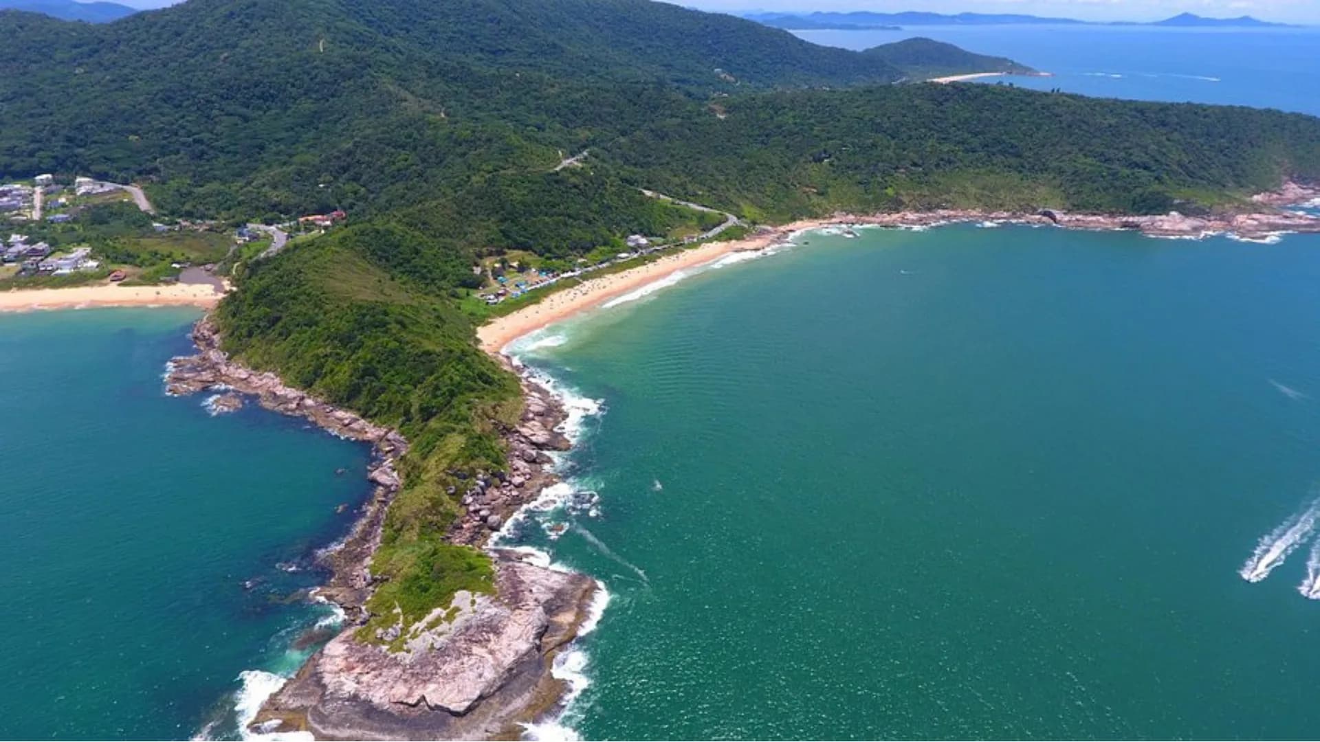 Prefeitura de Balneário Camboriú anuncia decreto que proíbe naturismo na Praia do Pinho
