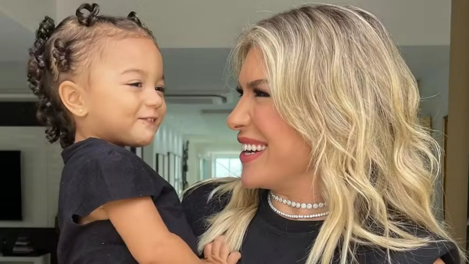 Filha de Lore Improta invade ensaio e encanta ao acompanhar a mãe