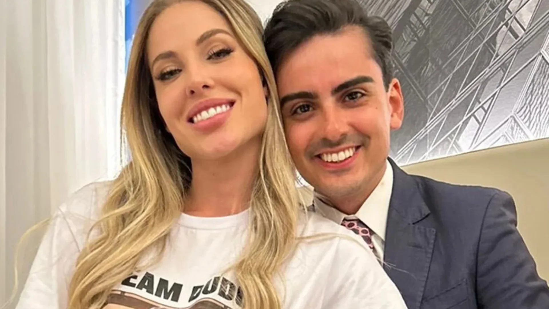 Dudu Camargo e Saory Cardoso trocam beijos ao vivo e afastam rumores de crise