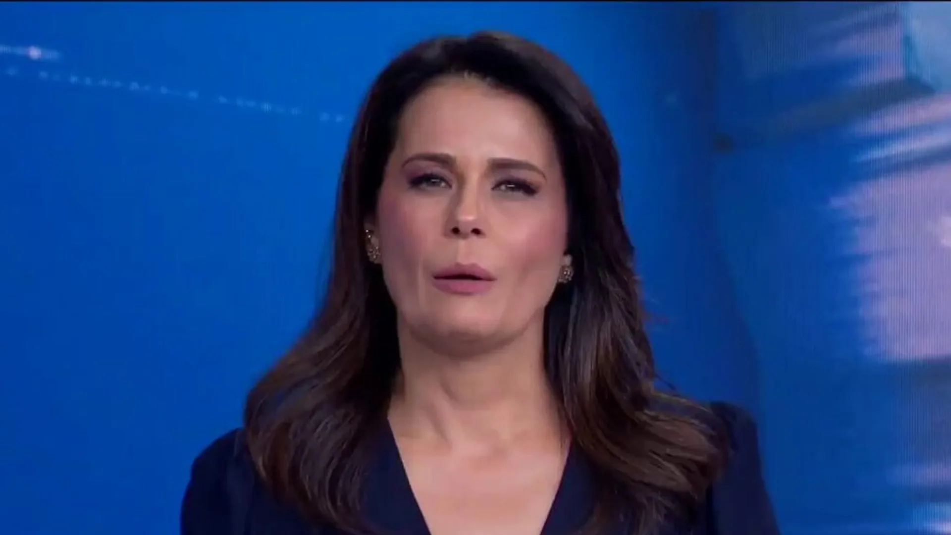 Adriana Araújo se emociona ao vivo ao falar sobre violência contra mulheres