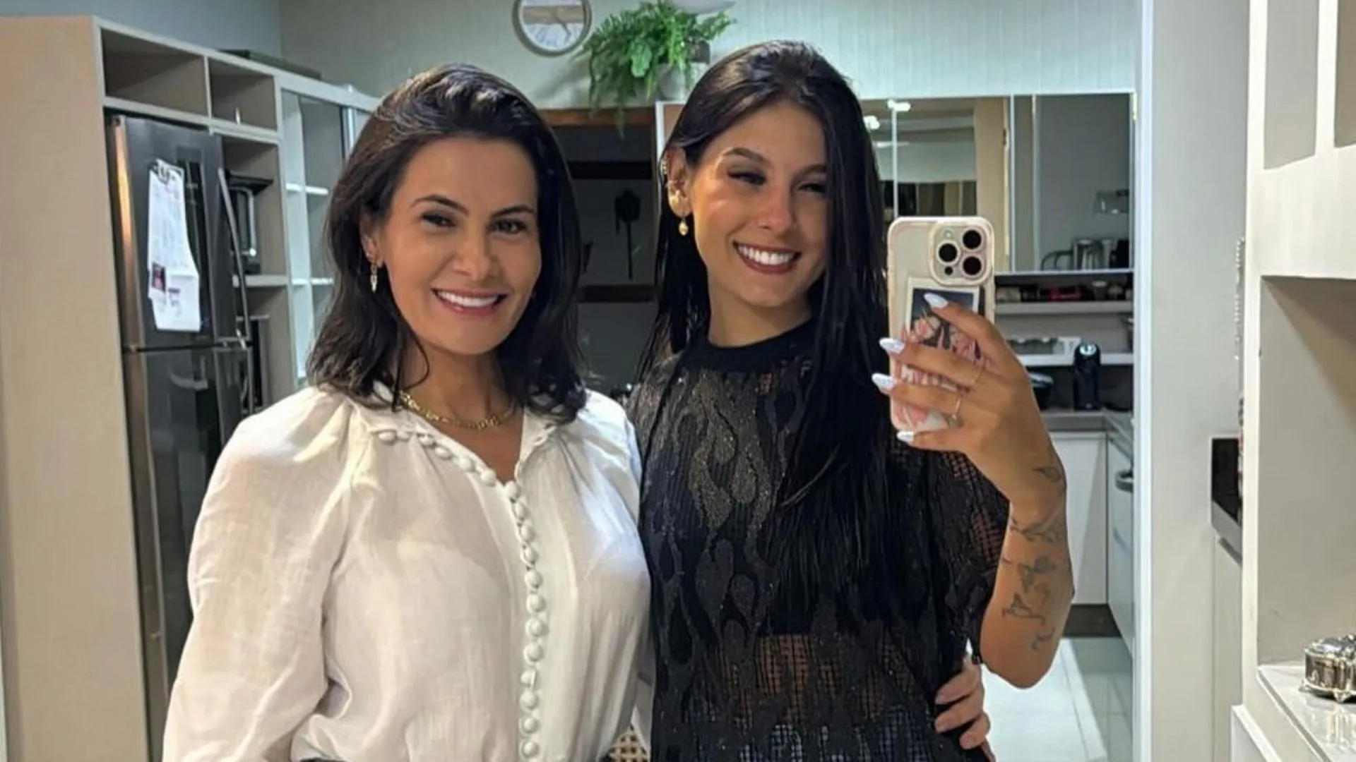 Ana Castela ‘se apresenta’ ao lado da mãe e diverte seguidores