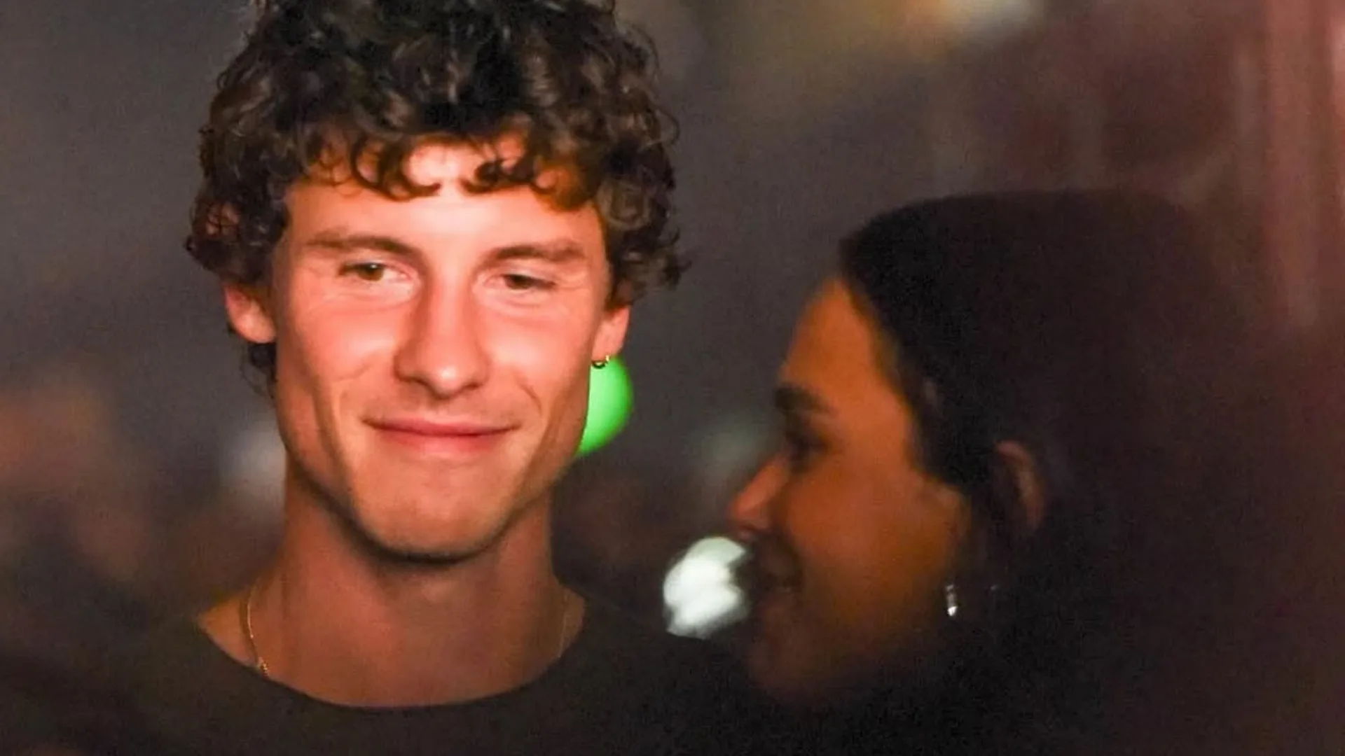 Marquezine e Shawn Mendes desembarcam juntos em Maceió