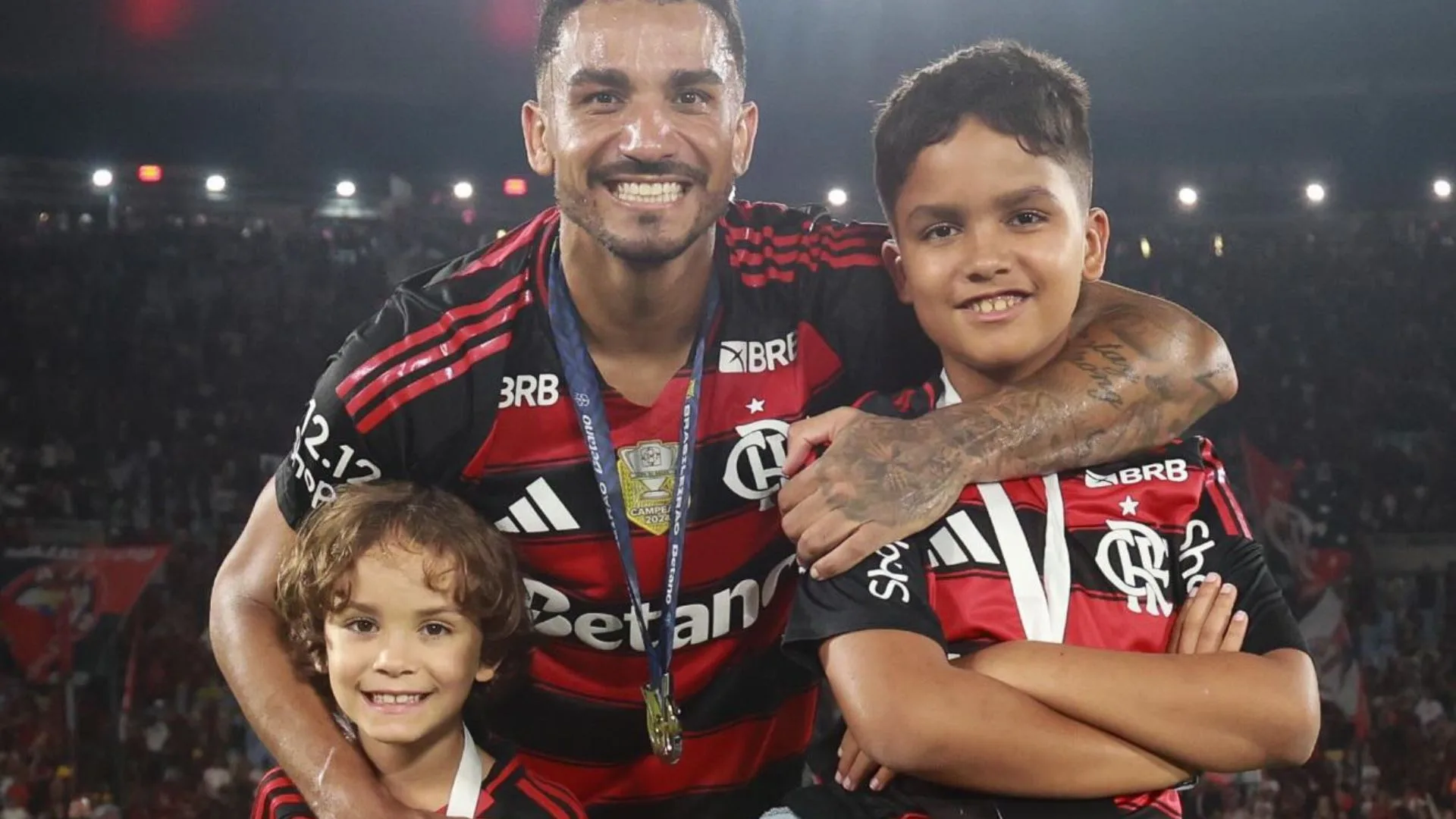 Filho de jogador do Flamengo declara torcida para o Flu ao vivo