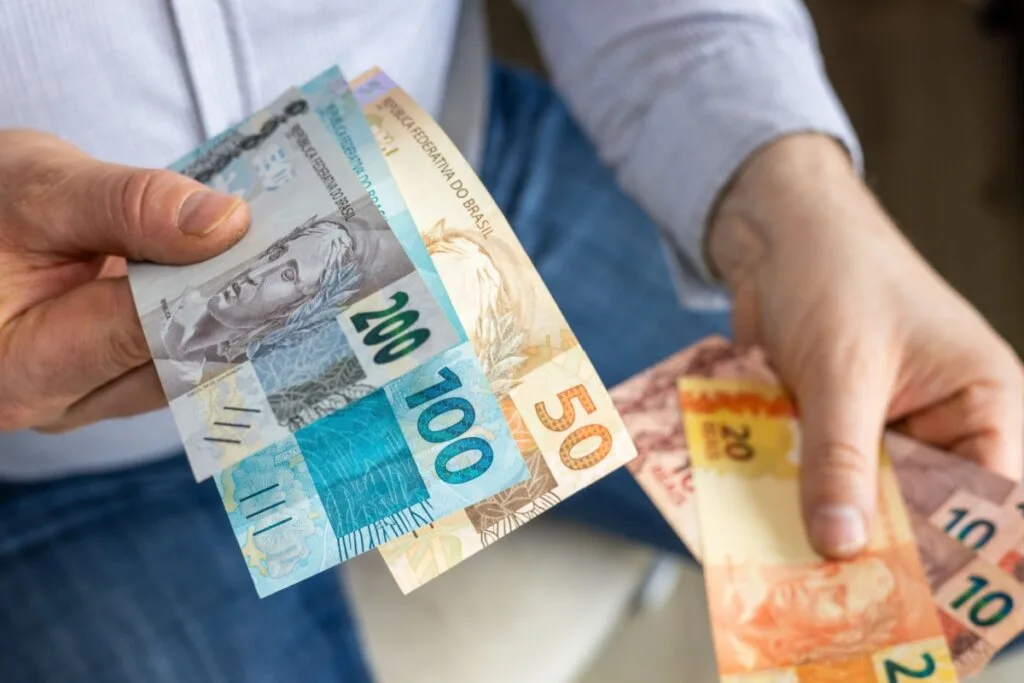 Segunda parcela do 13º salário: entenda por que ocorre desconto