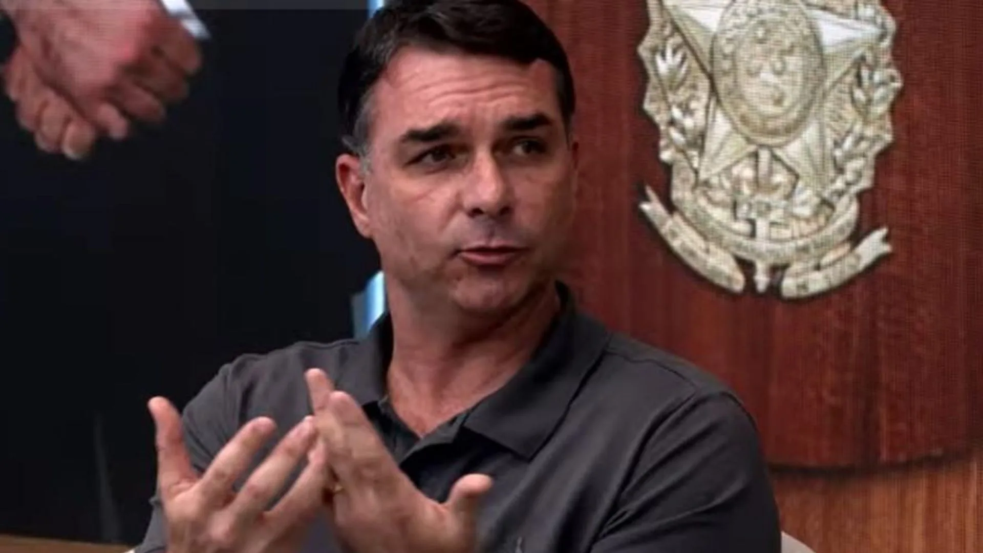 Flávio Bolsonaro diz que está “tentando perdoar” Alexandre de Moraes