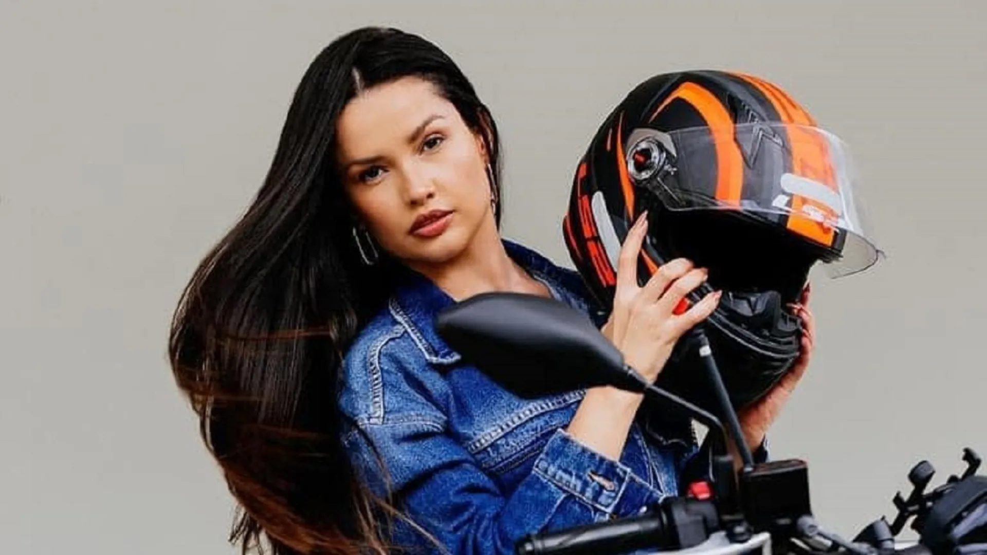 Juliette faz 36 anos e leva tombo de moto: “Presentinho”
