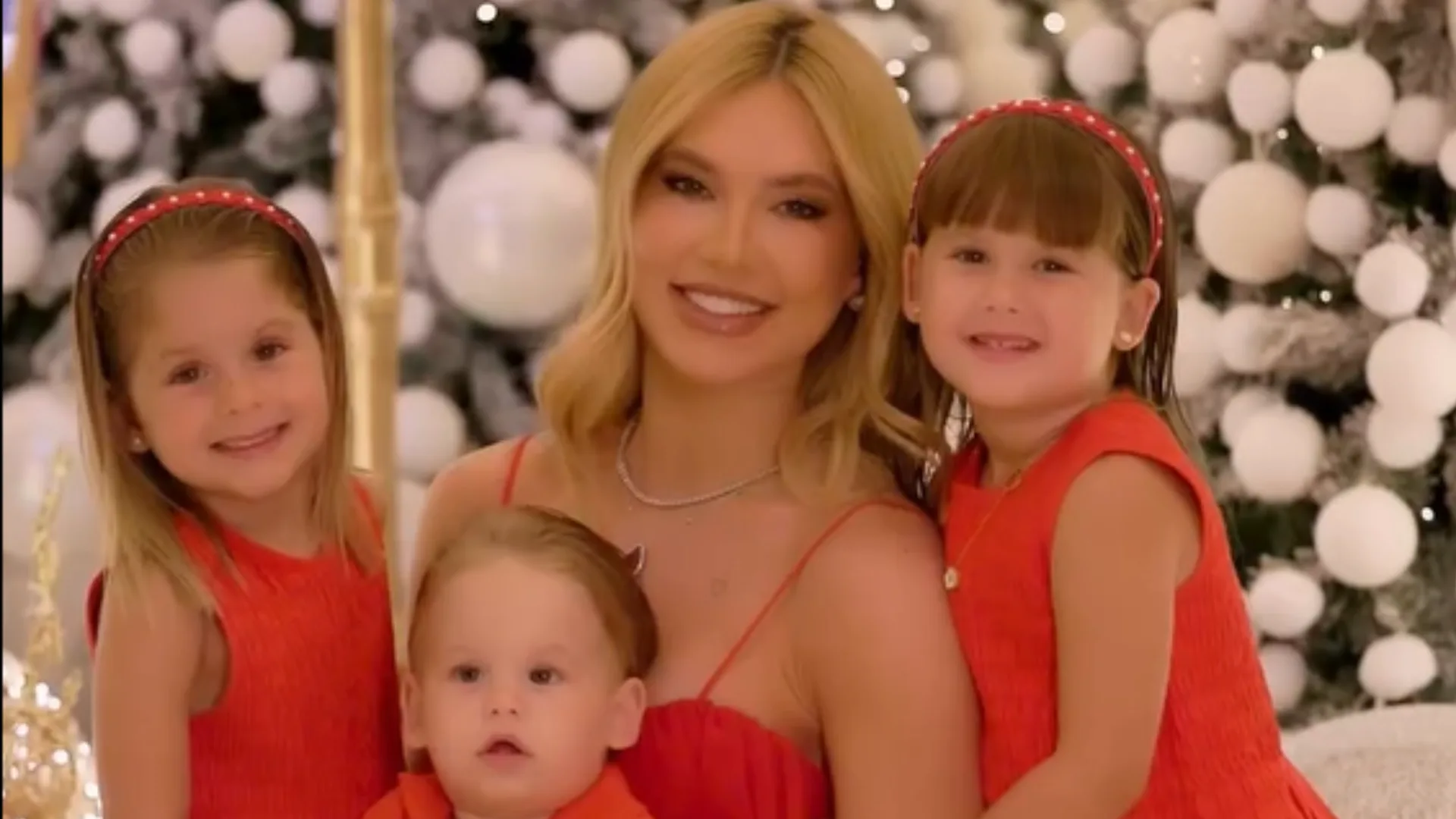 Virginia inaugura decoração natalina de sua mansão com os filhos