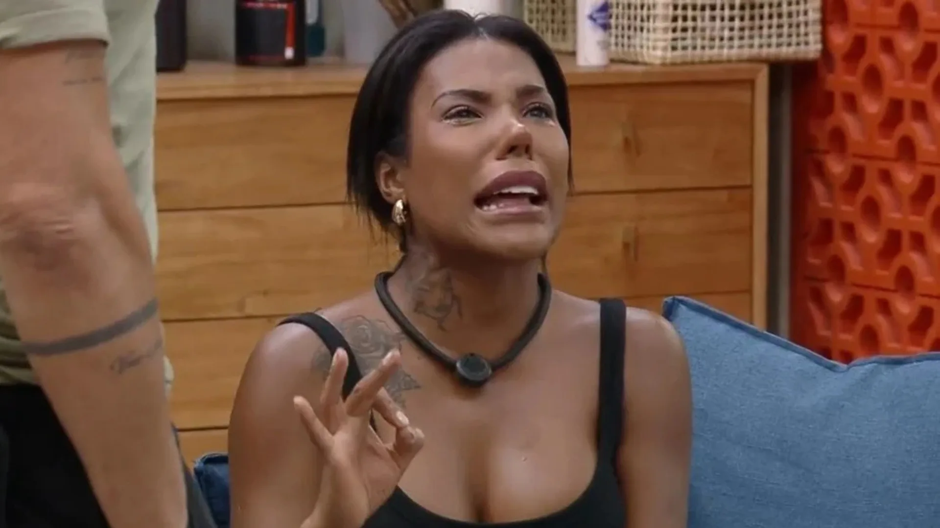 A Fazenda 17: Carol dá ‘gravata’ em Duda e é expulsa do reality