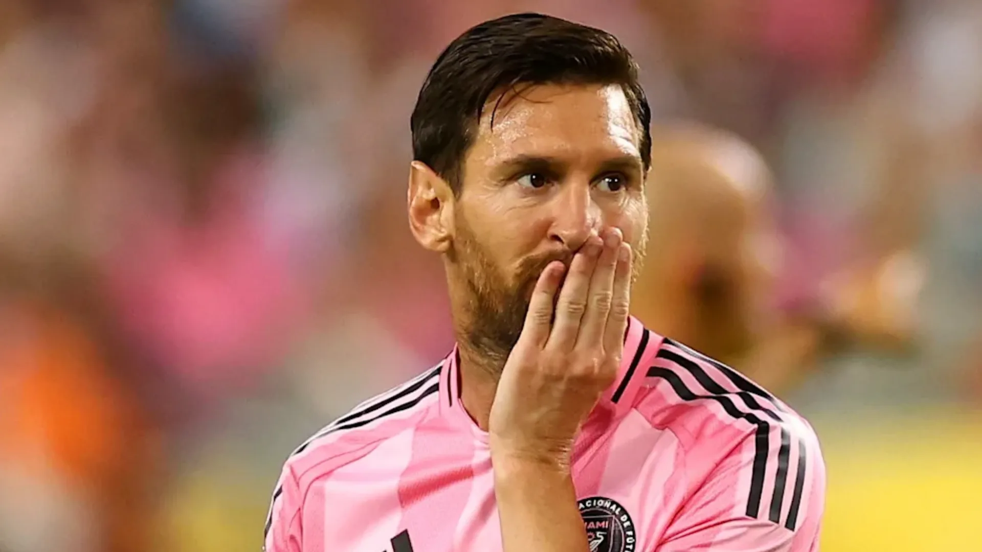 Visita rápida de Messi gera vandalismo em estádio na Índia