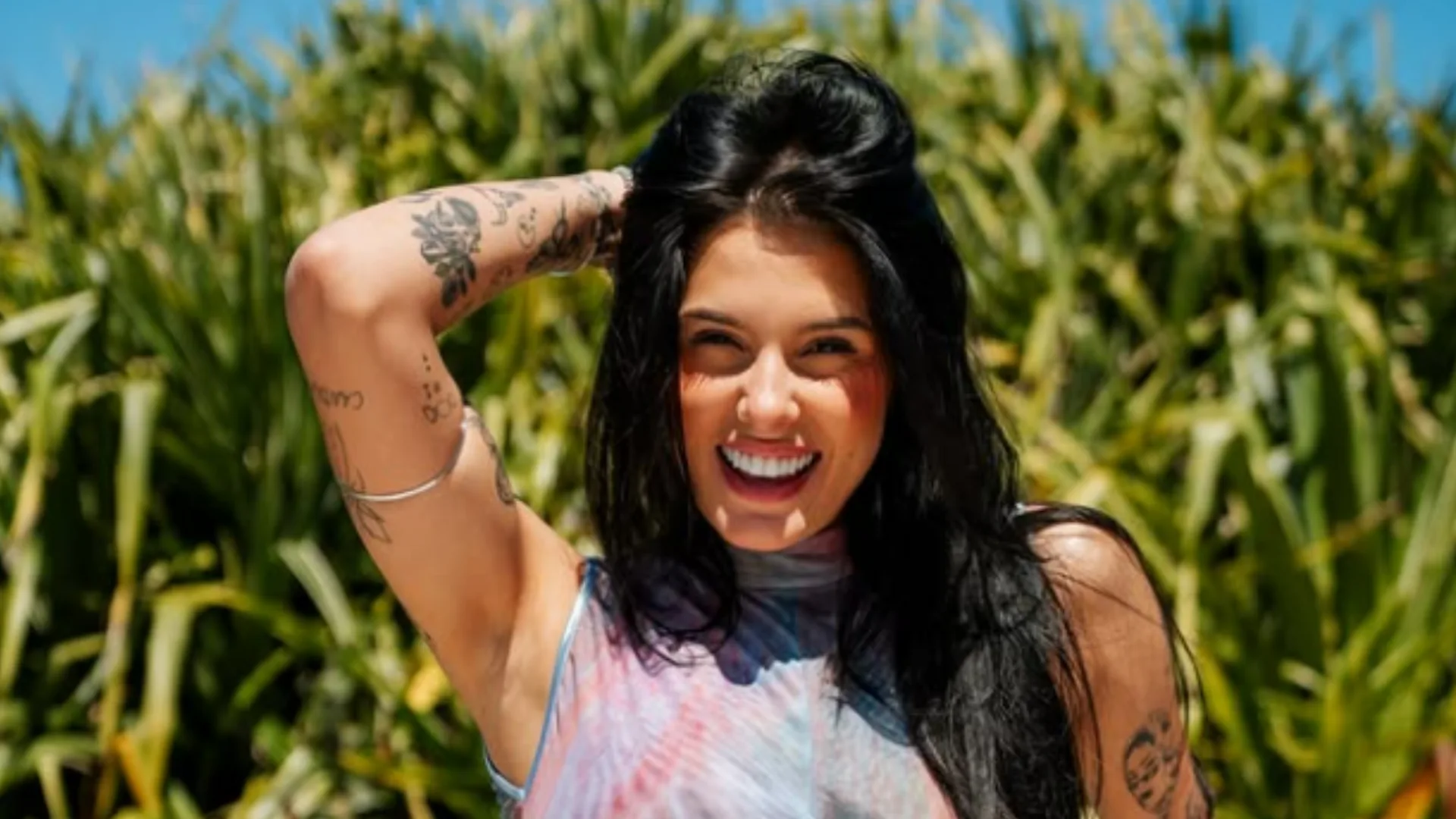 Com empurrãozinho, Ana Castela pega buquê em casamento