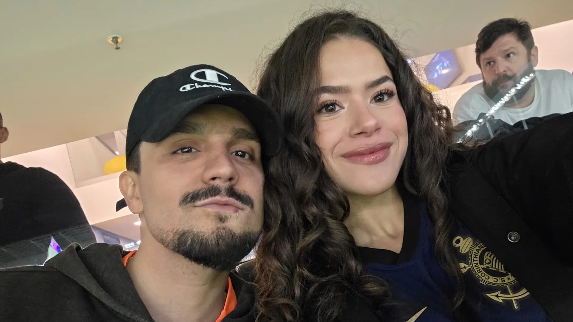 Maisa tieta Luan Santana ao encontrá-lo em jogo do Corinthians