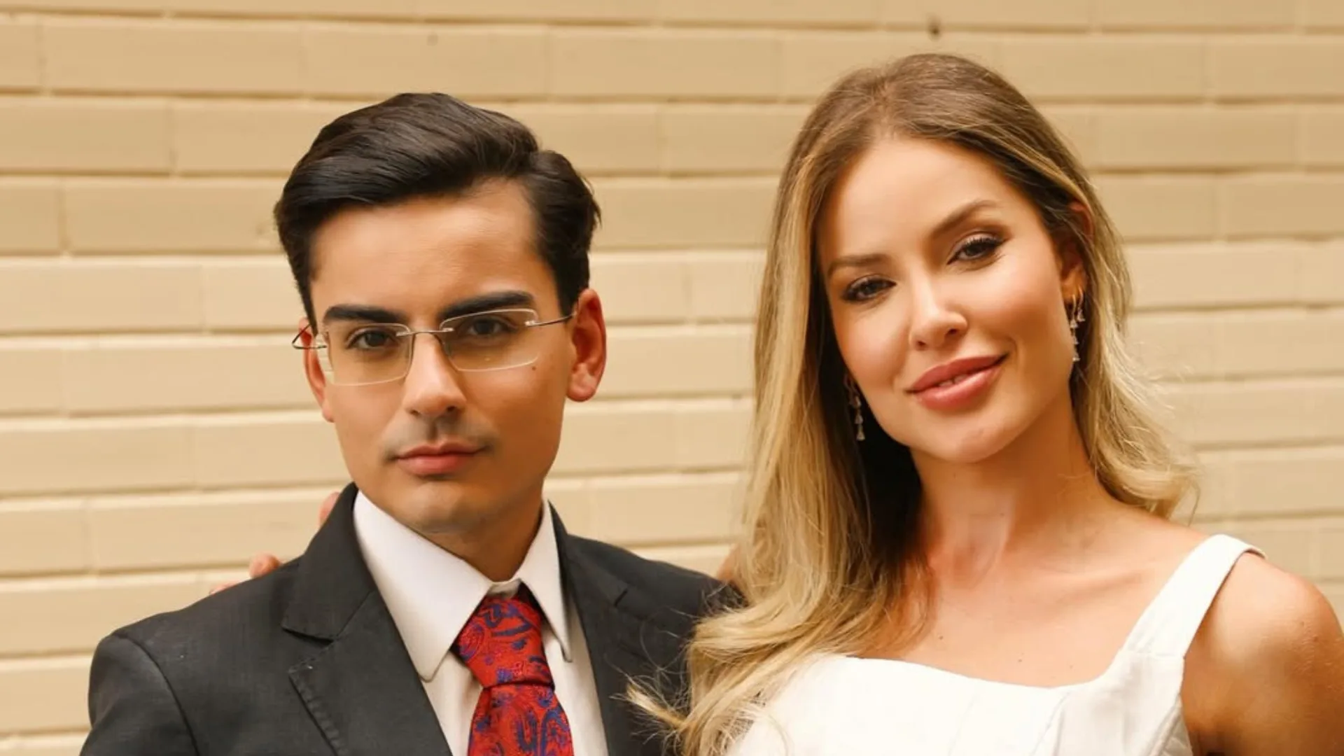 Dudu Camargo e Saory Cardoso oficializam o namoro com aliança