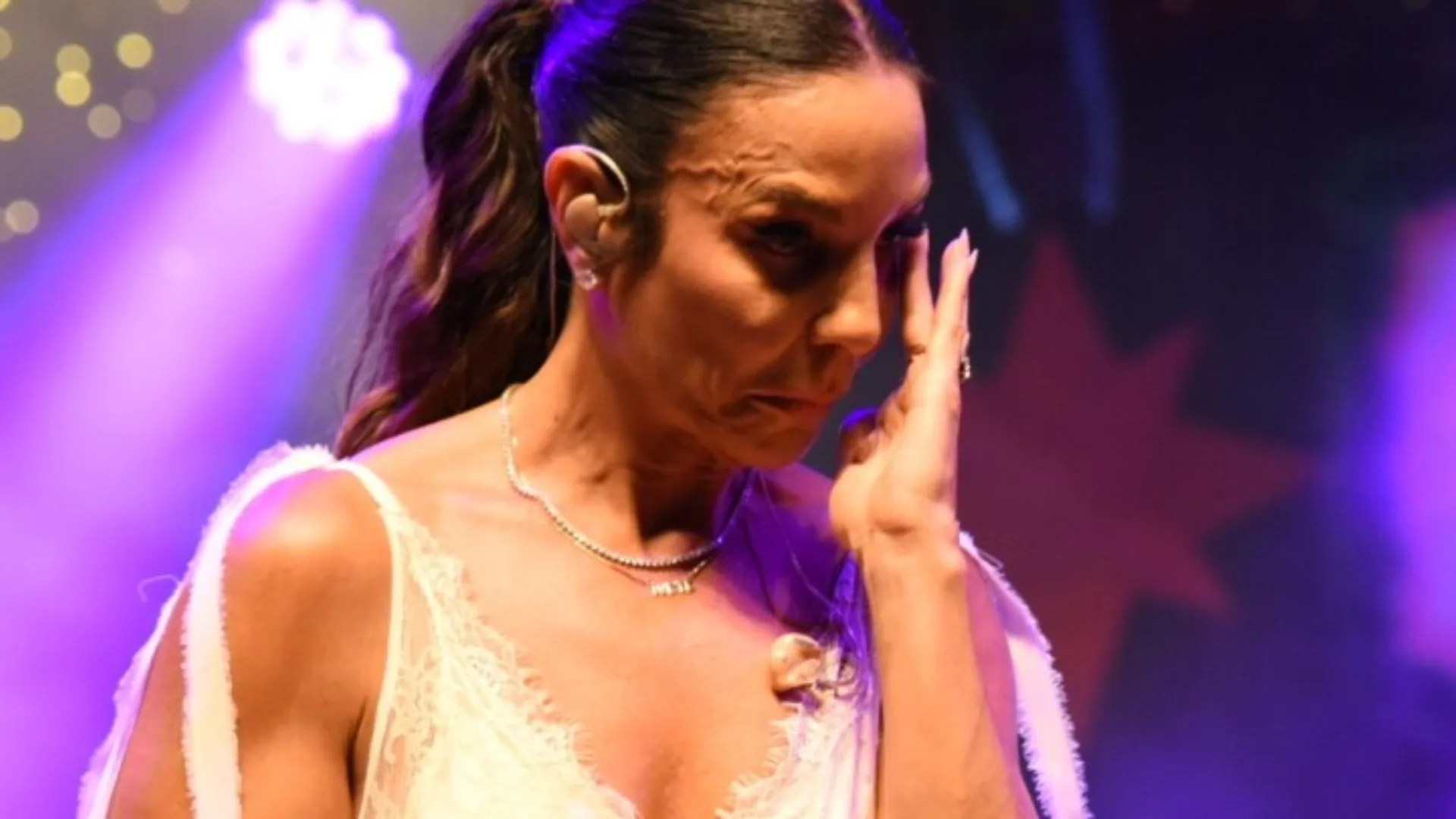 Ivete Sangalo chora durante show após separação recente