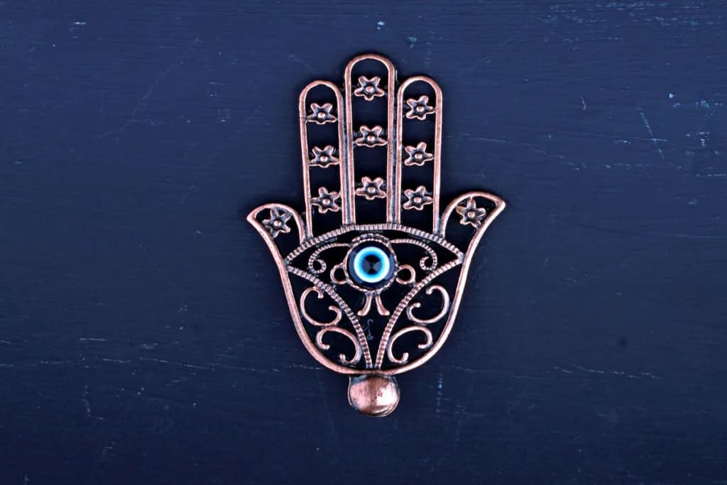 Afaste o mau-olhado: 7 amuletos de proteção para o trabalho