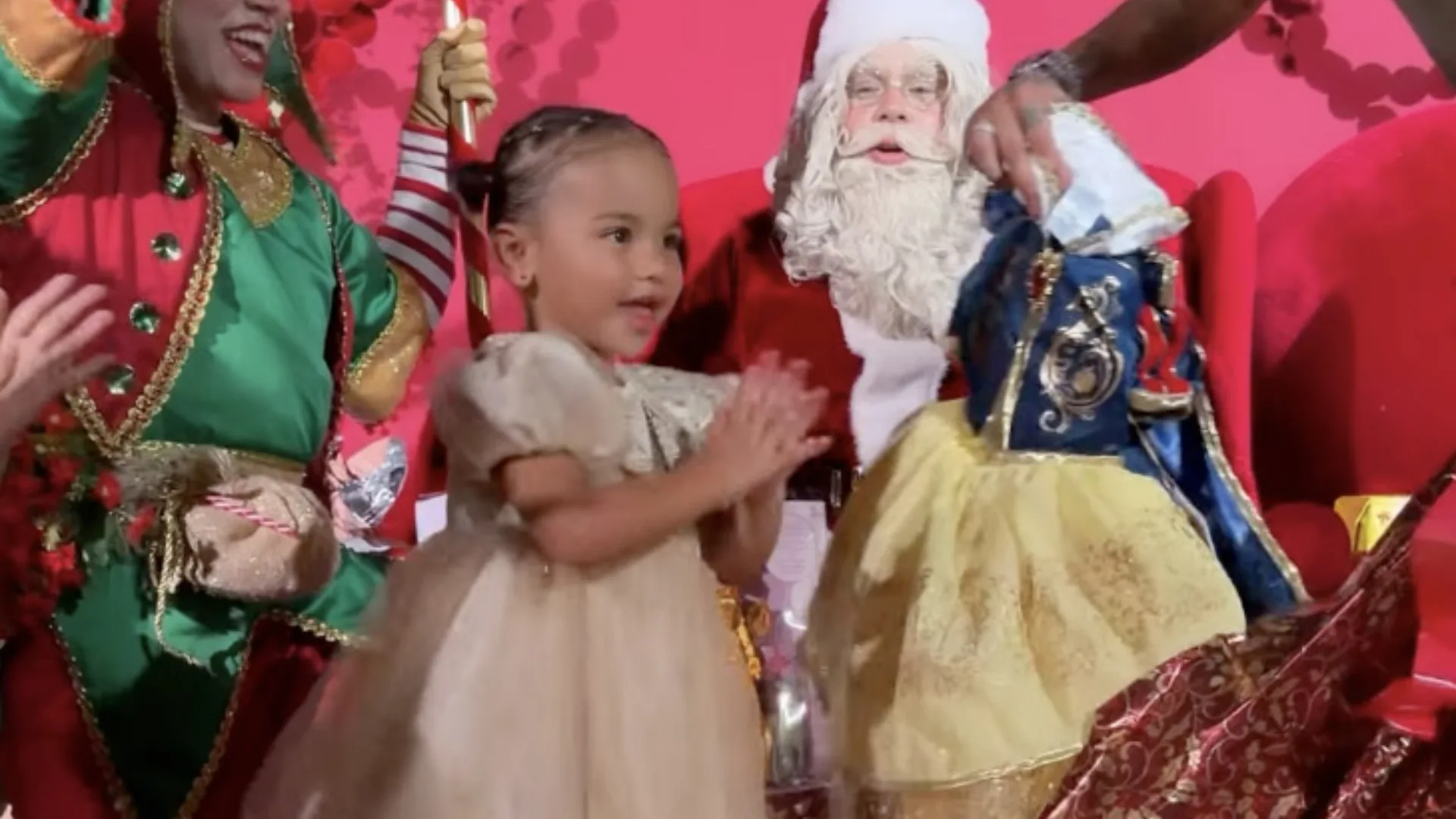Mavie encanta com reação fofa ao abrir os presentes de Natal