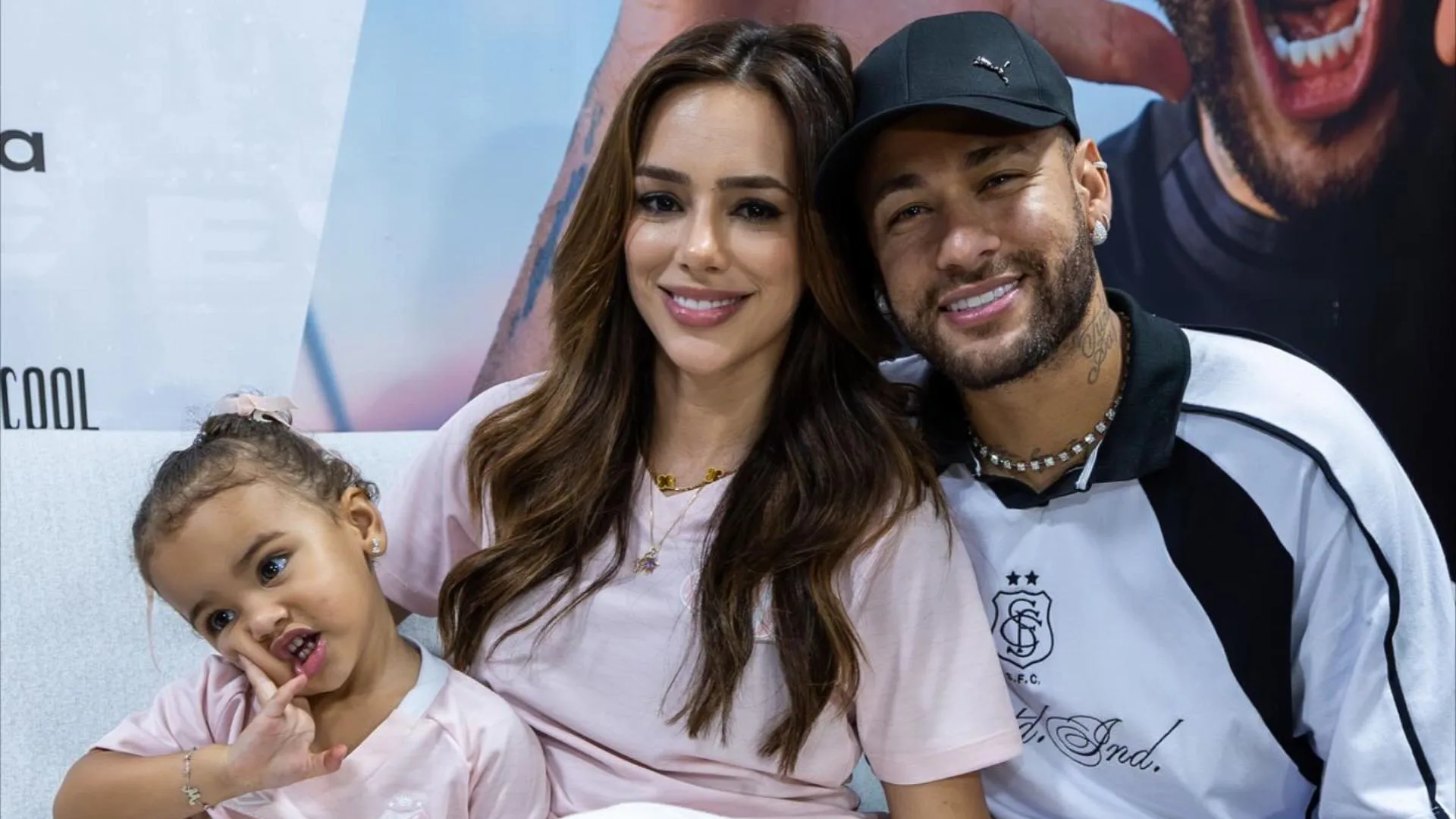 Mavie faz piada sobre seu jantar durante brincadeira no telefone