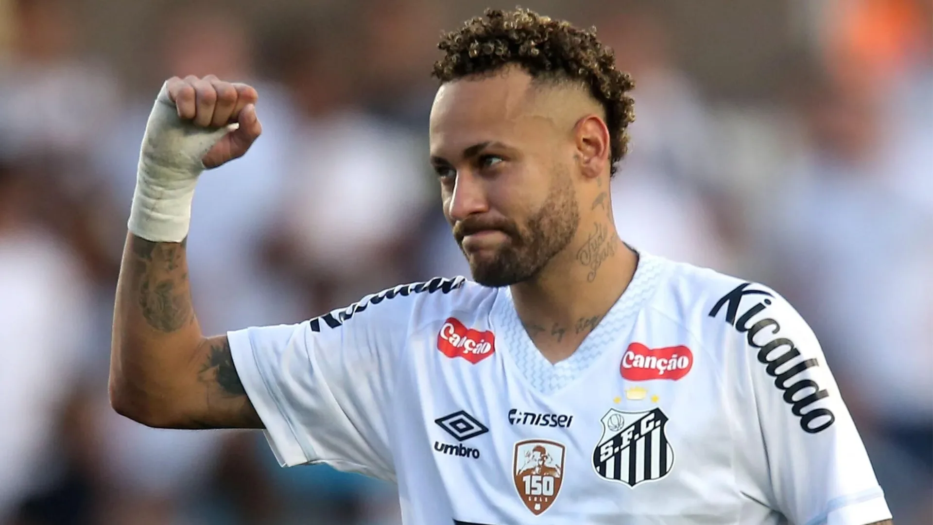 Neymar passa por cirurgia no joelho após fim da temporada