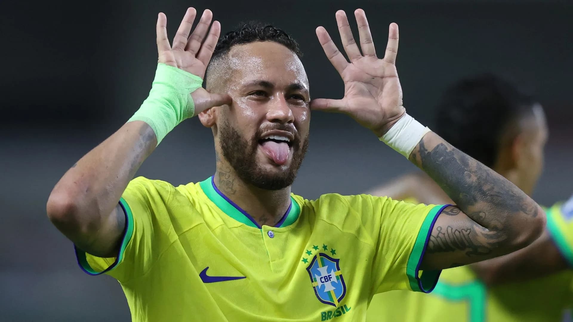 Neymar convida amigos para sessão de fisioterapia e exibe reações