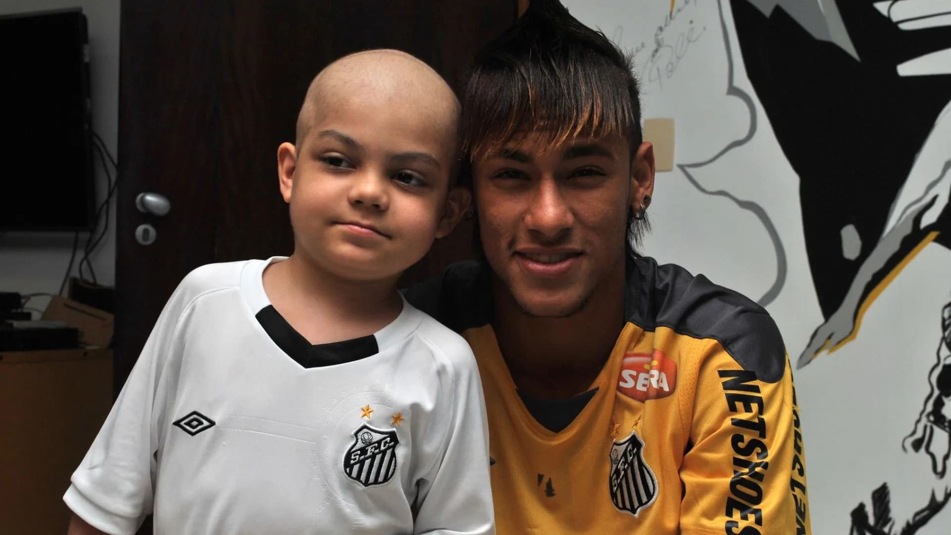 Neymar revê torcedor que pediu dancinha durante batalha contra o câncer