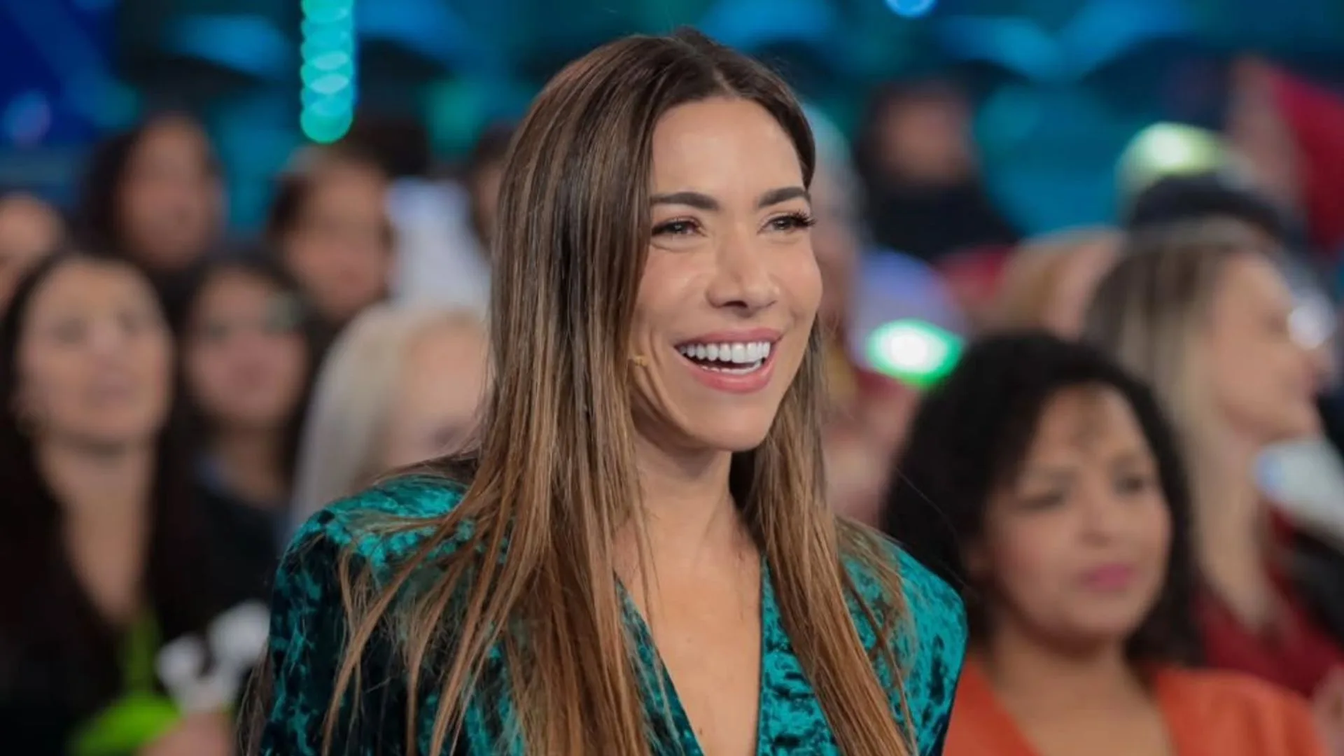 Patrícia Abravanel cai na risada ao ‘tocar’ piano de forma inusitada