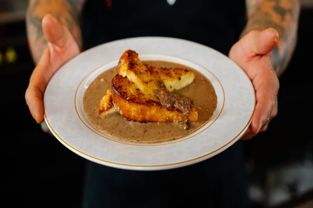Veja receita de rabanada com creme inglês e pasta de amendoim do chef Henrique Fogaça