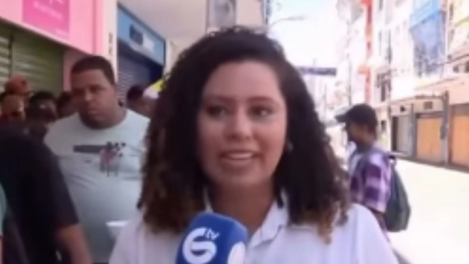Repórter se emociona durante entrevista em um projeto solidário