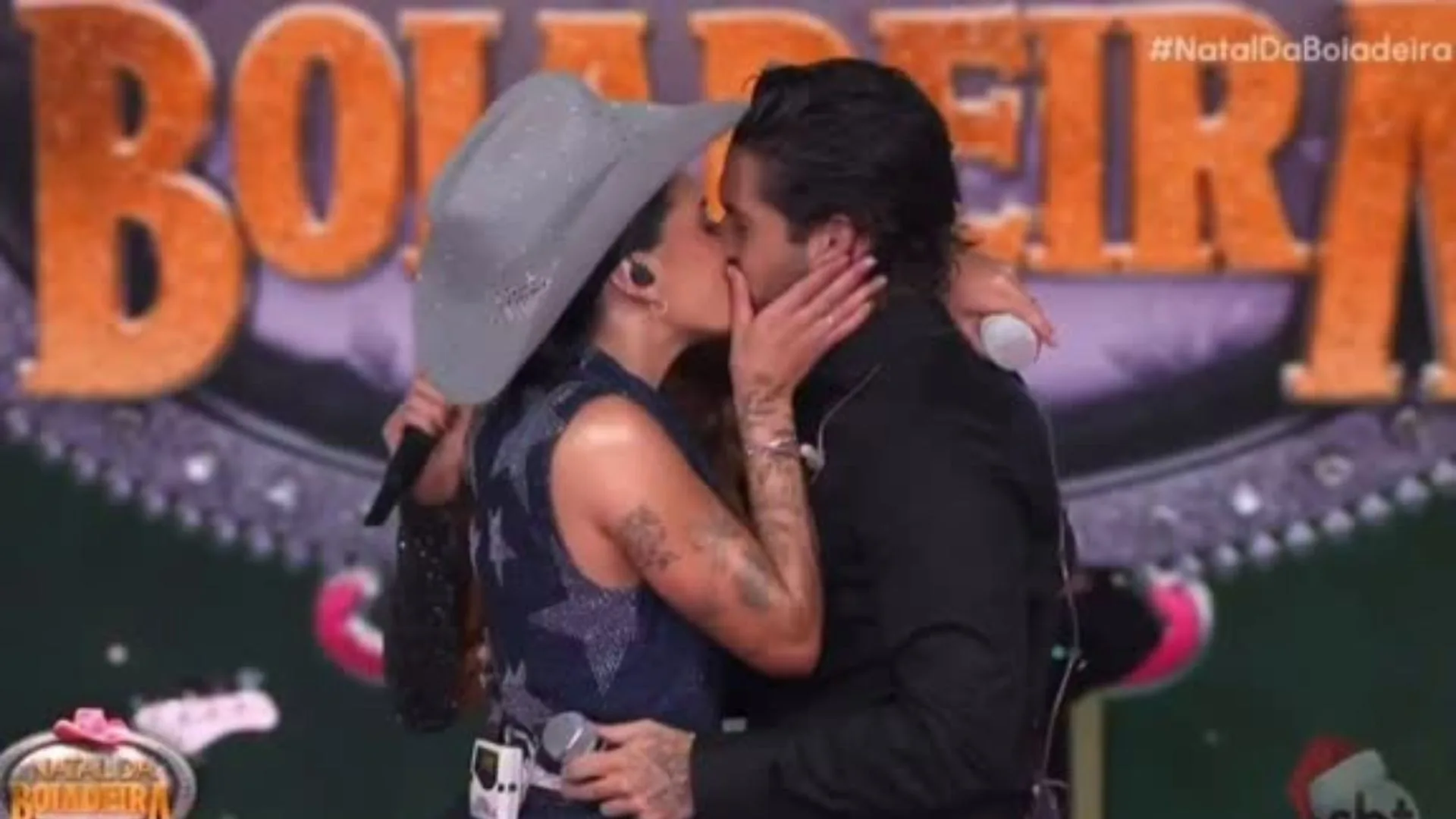 Ana Castela canta com Zé Felipe durante seu Especial de Natal no SBT