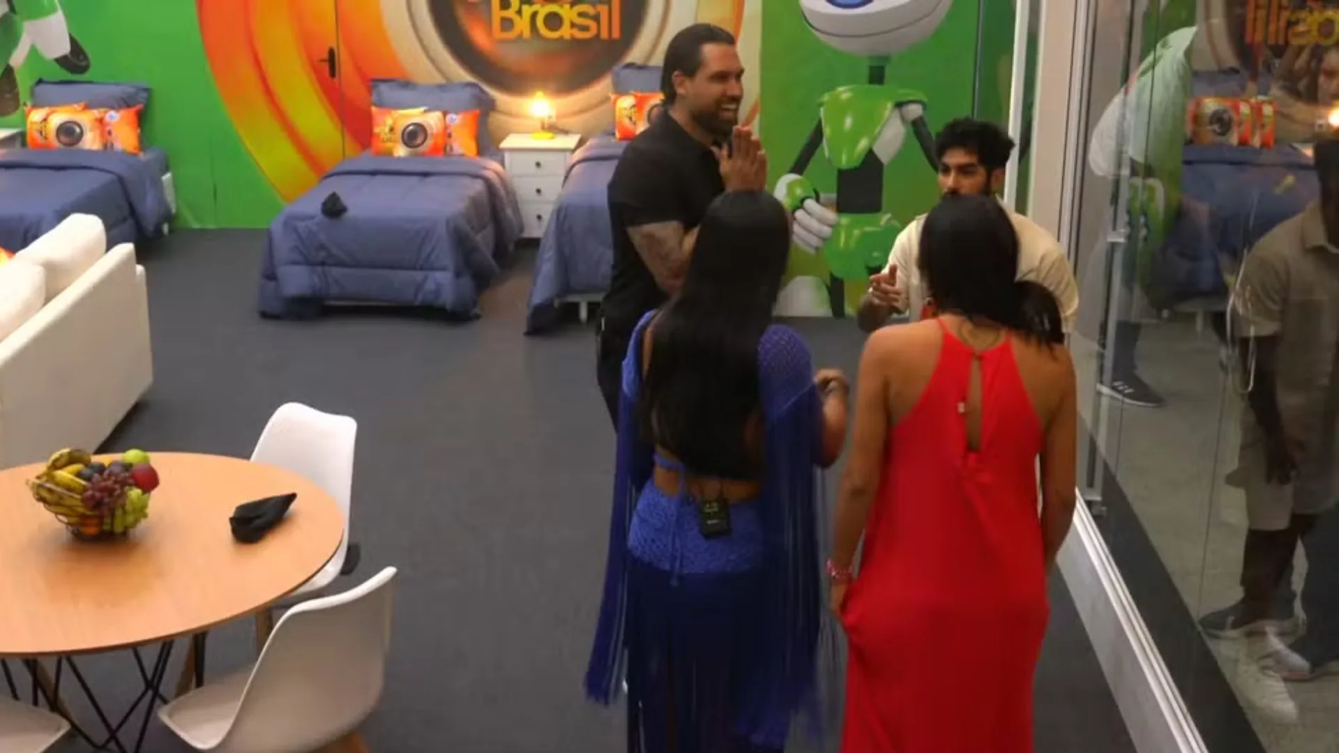 Candidatos do Norte chegam à Casa de Vidro, em Manaus