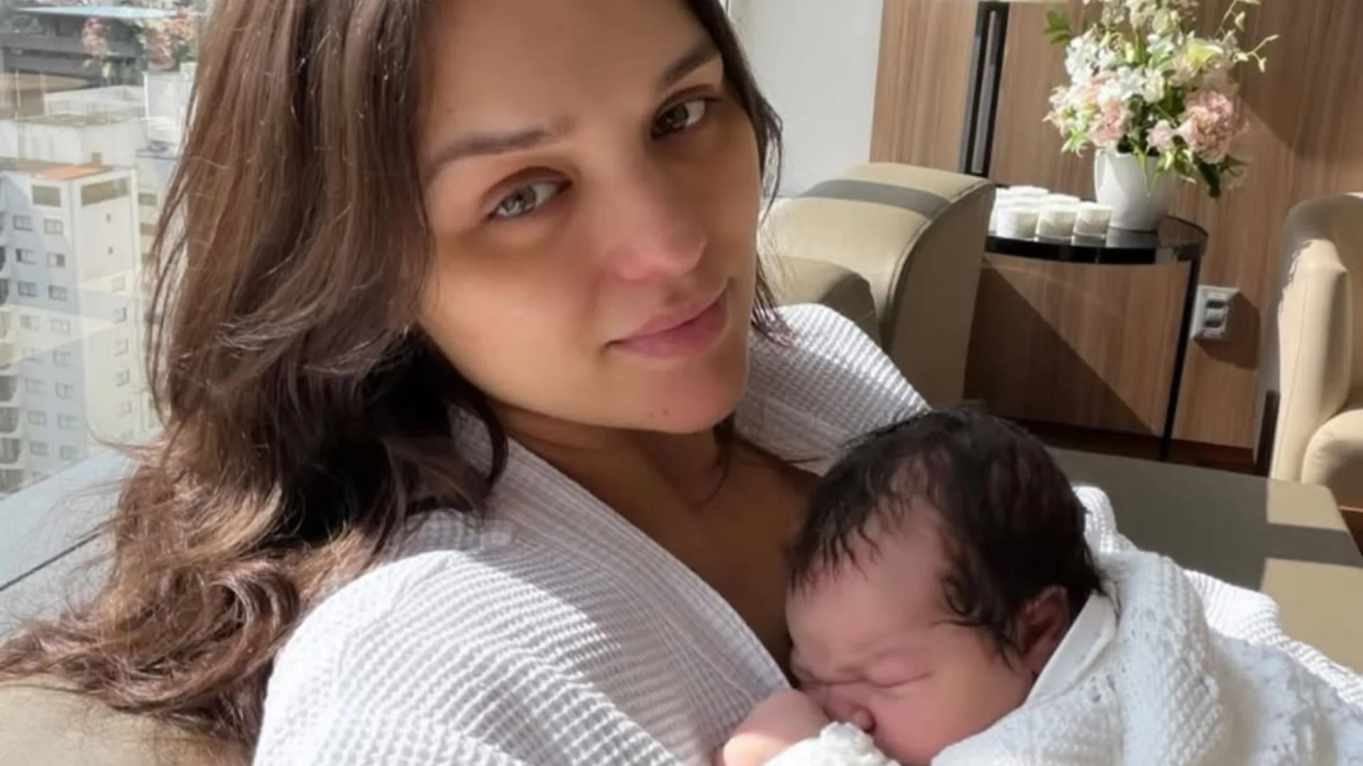 Rafa Kalimann encanta ao exibir detalhes do rostinho da filha, Zuza