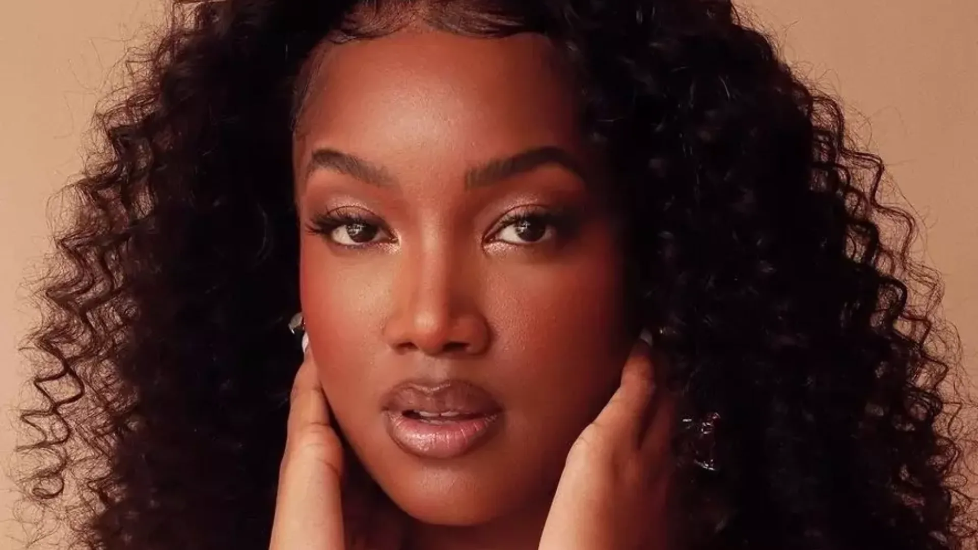 Iza é vista de mãos dadas com ator no Réveillon