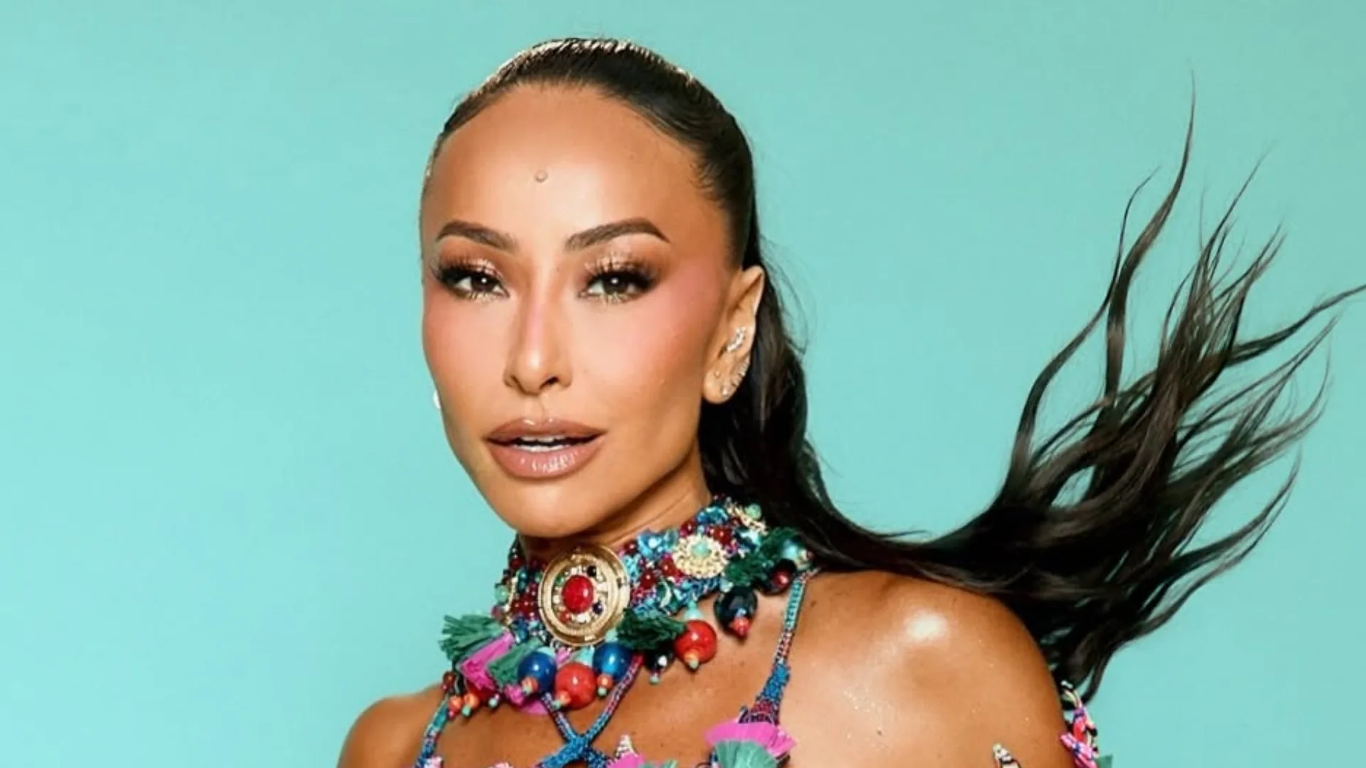 Sabrina Sato encanta em ensaio da Vila Isabel com look “aquarela”