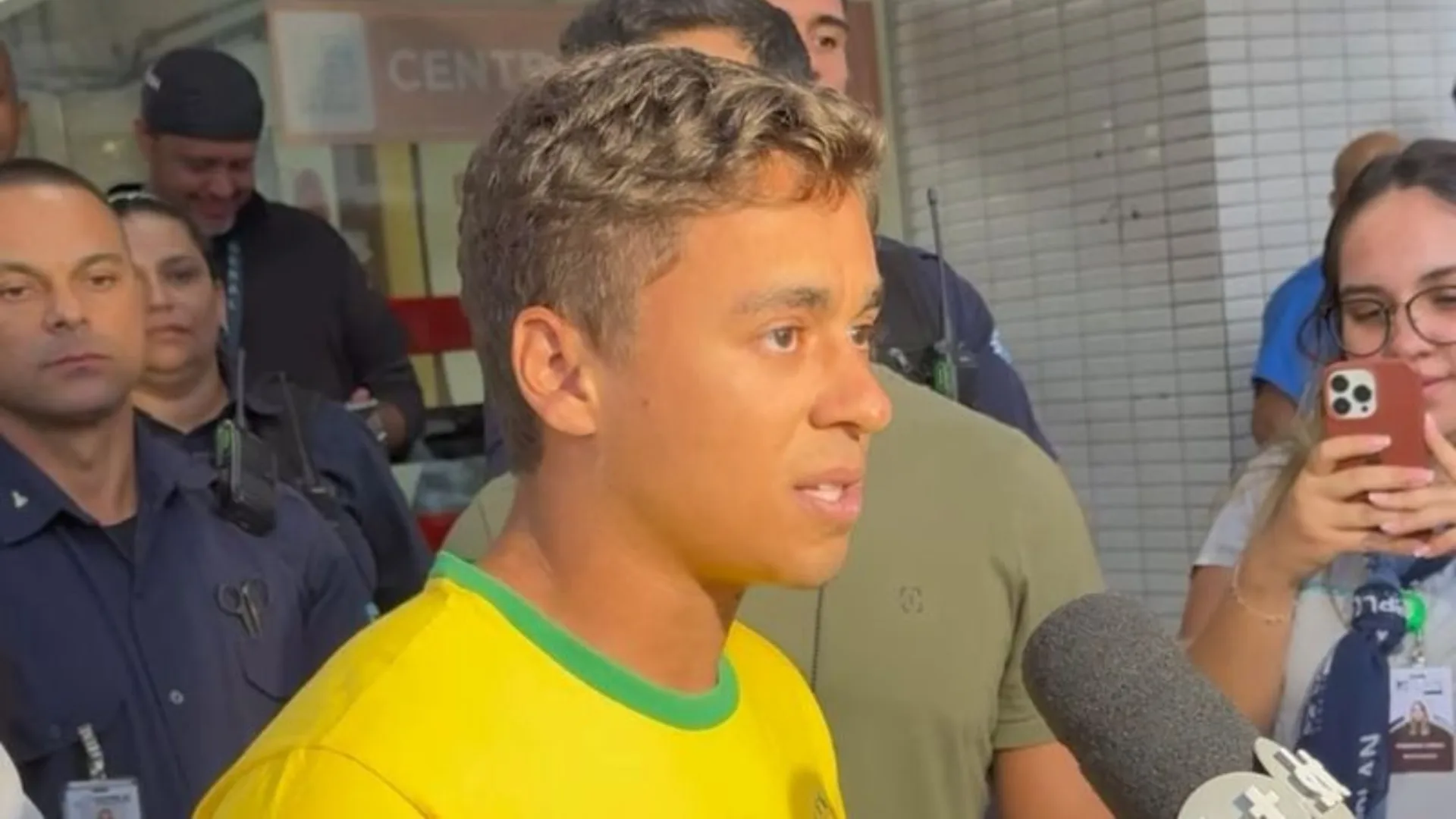 Nikolas Ferreira visita em hospital manifestantes atingidos por raio