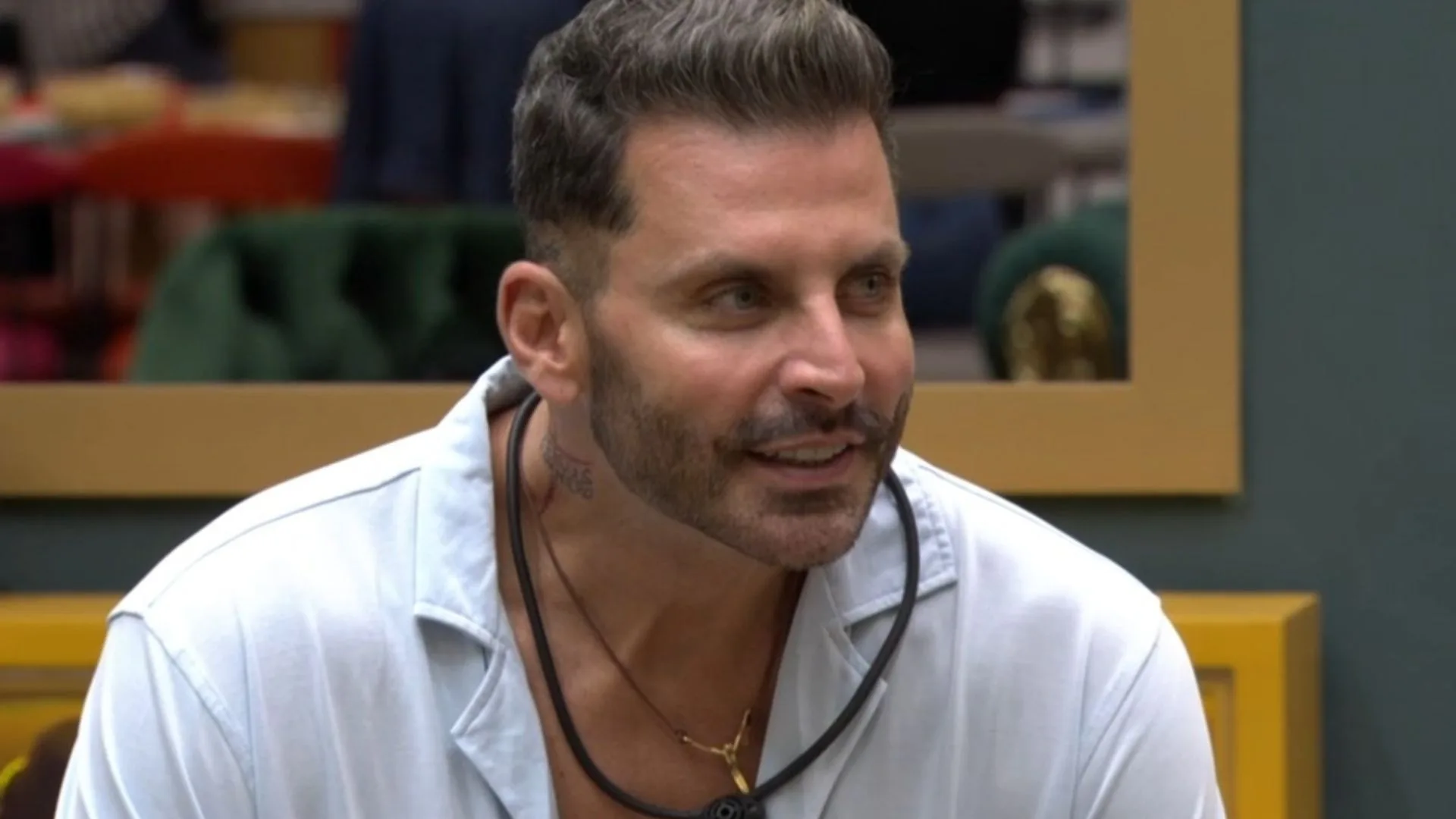 Globo mantém contrato e cachê de Henri Castelli após saída por convulsões