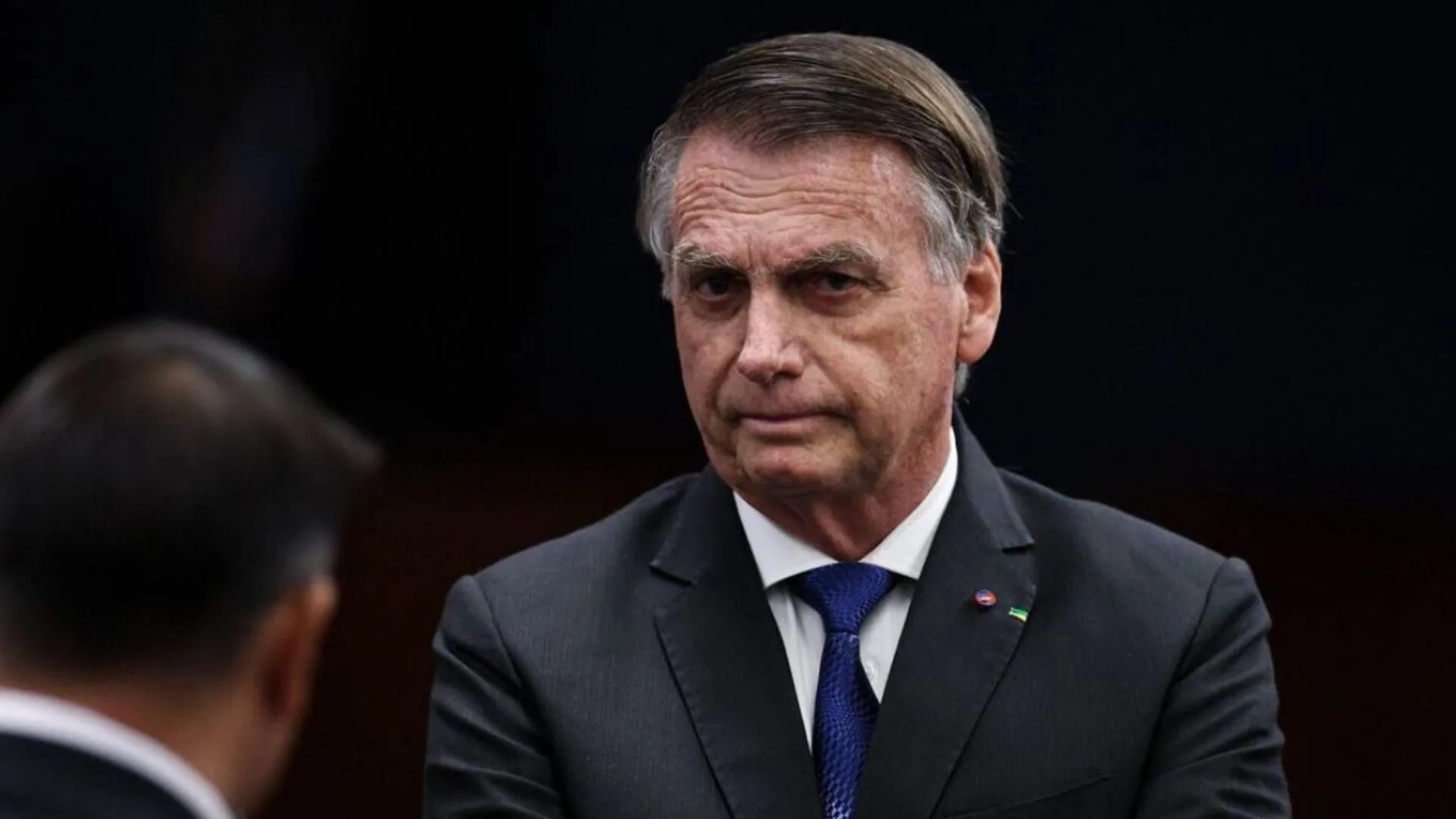 Após queda na prisão, Bolsonaro sofre ‘traumatismo craniano leve’, afirma médico