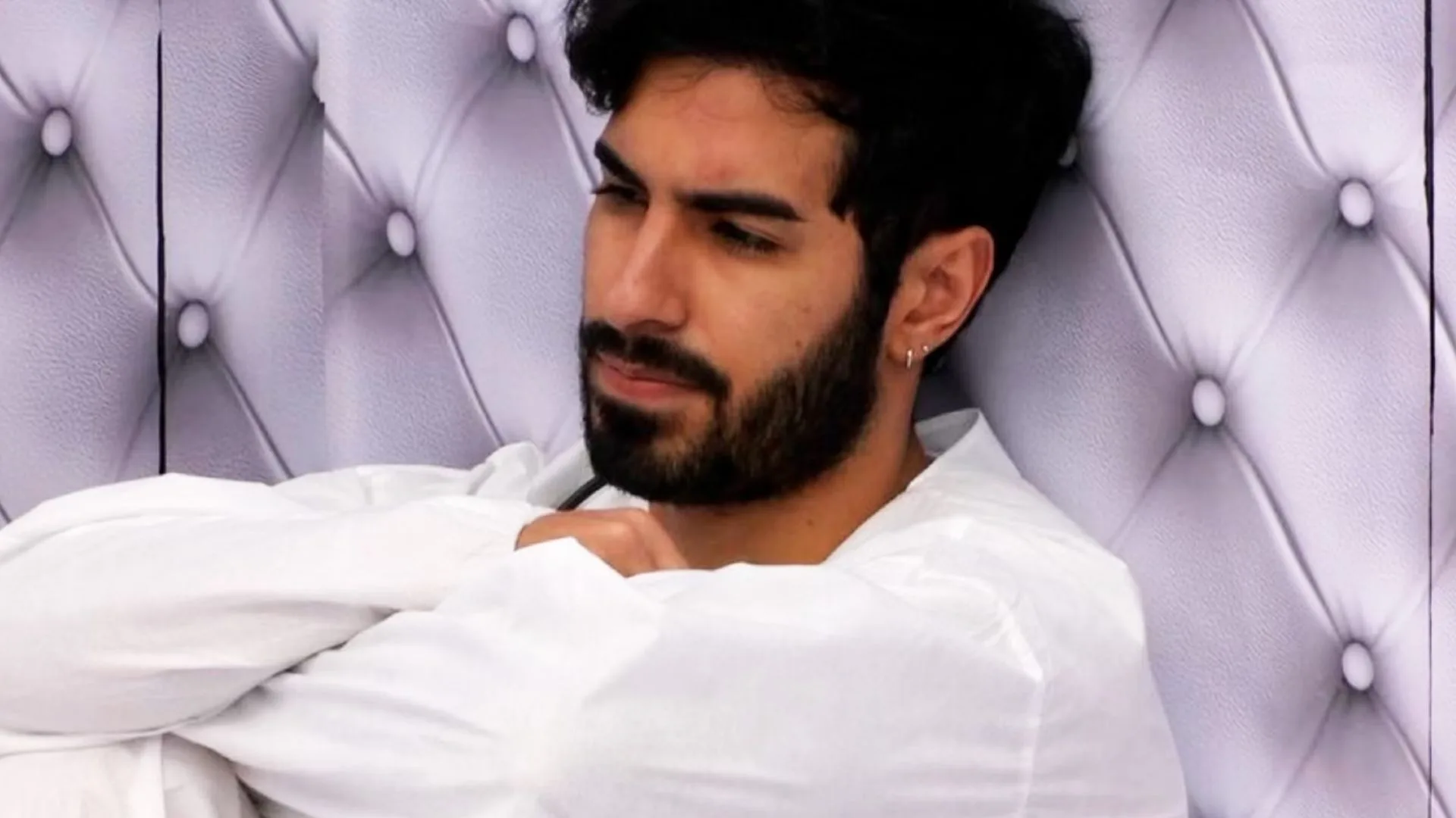 BBB 26: Ricardinho abre todas as latas de água dos participantes e gera revolta no quarto