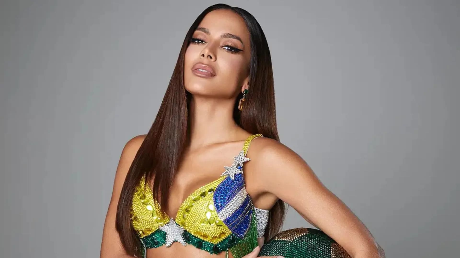Anitta rebate pedido de fã para usar pouca roupa nos shows