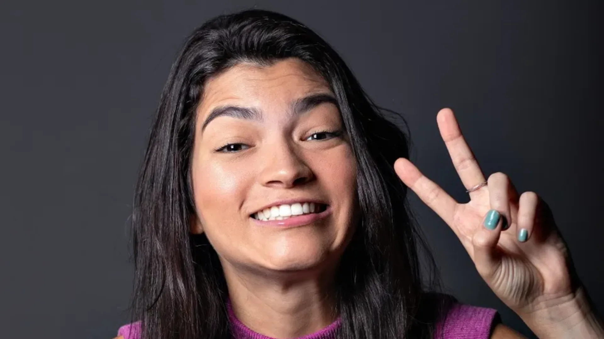 Influenciadora Lara Santana repercute ao falar sobre hábito de leitura da Bíblia