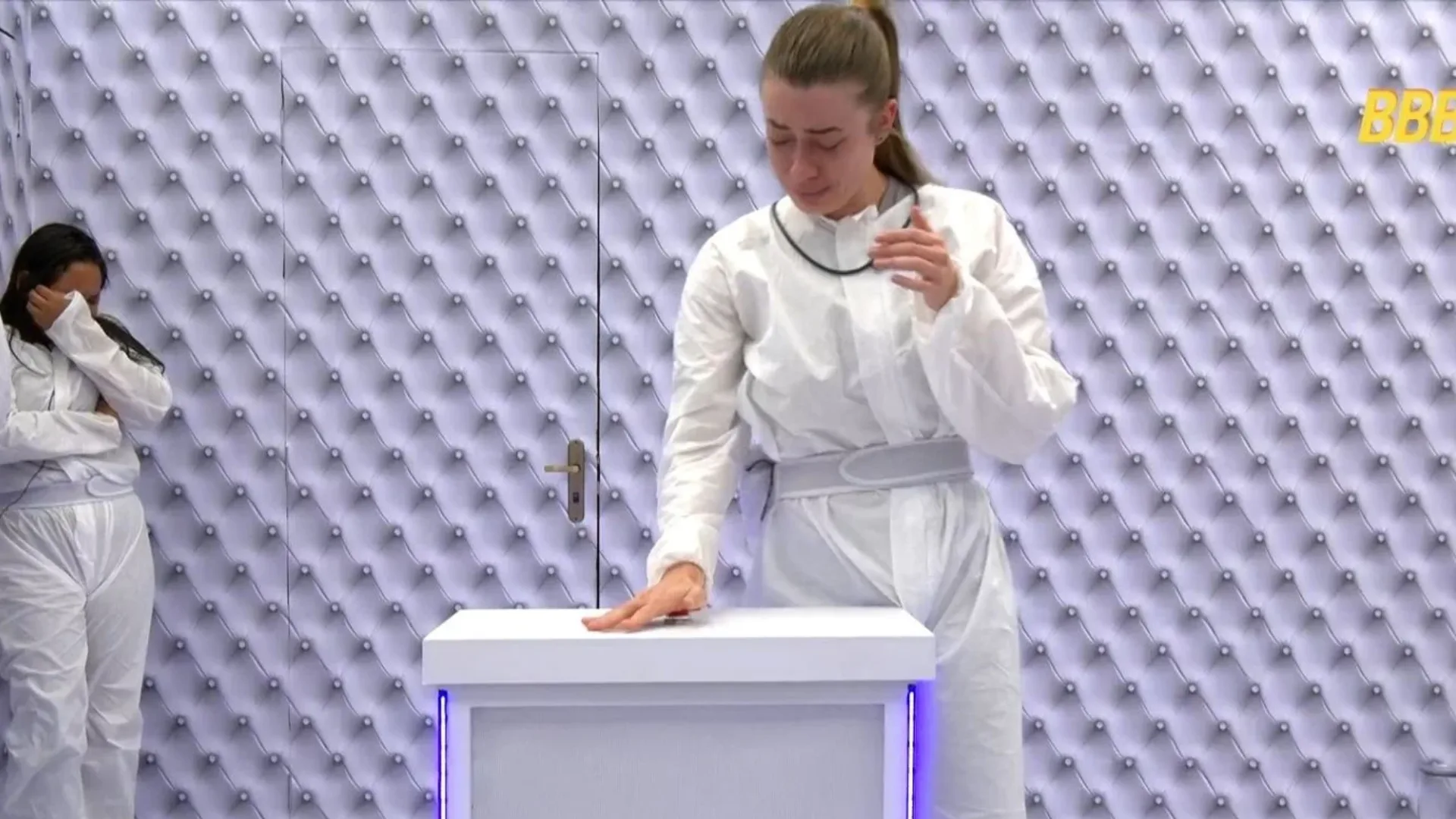 Elisa sai do quarto branco e faz revelação no Mesacast